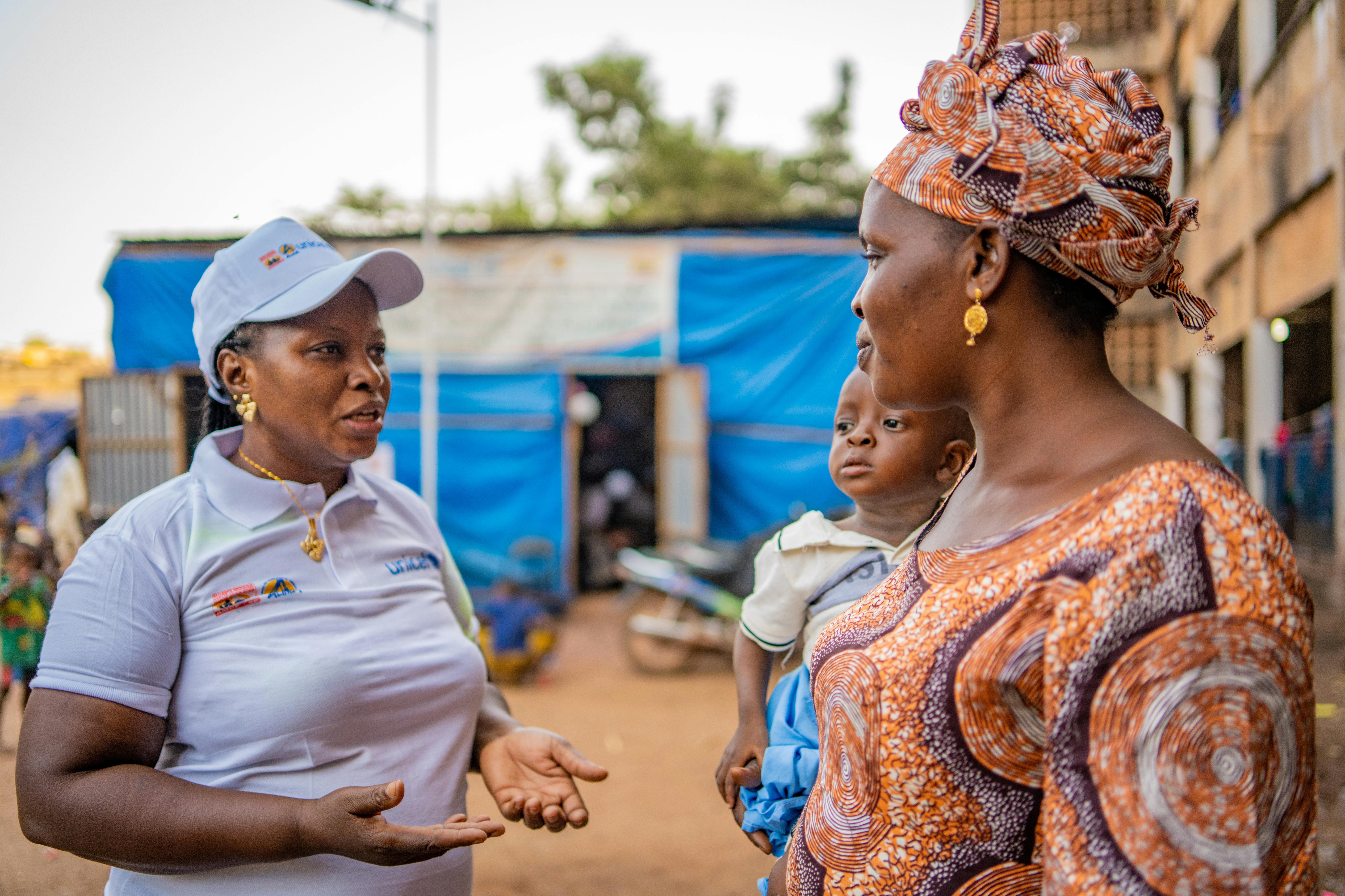 Elisabeth Diarra, operatrice sanitaria, fornisce alcuni consigli ad Assanatou Coulibaly nel campo sfollati nel centro Mabilé di Sogoniko a Bamako