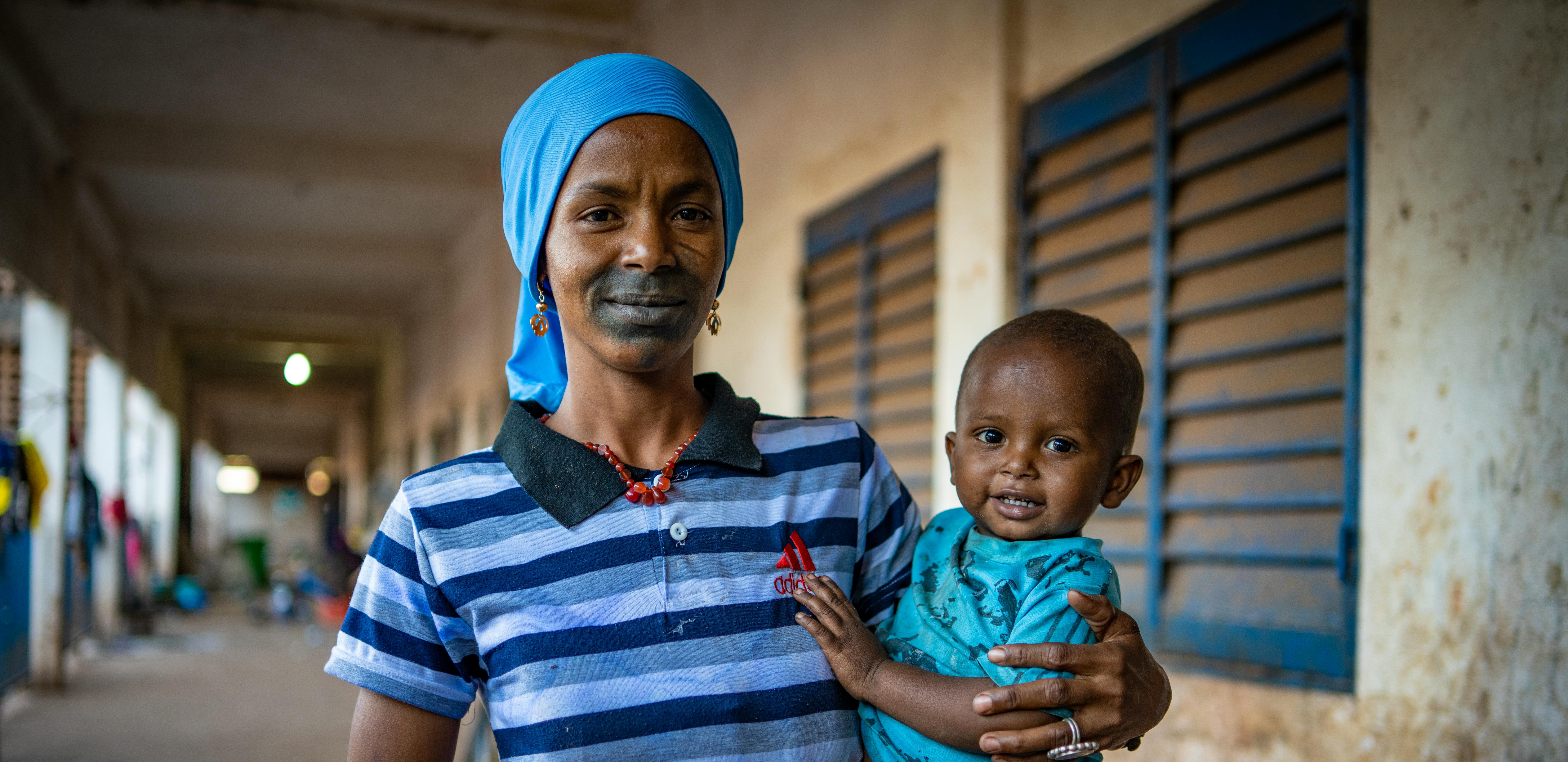 Mali: Altinè Bary con il suo bambino Abdrahamane Bary (20 mesi) sono sfollati nel centro Mabilé di Sogoniko. Il piccolo è stato curato per malnutrizione