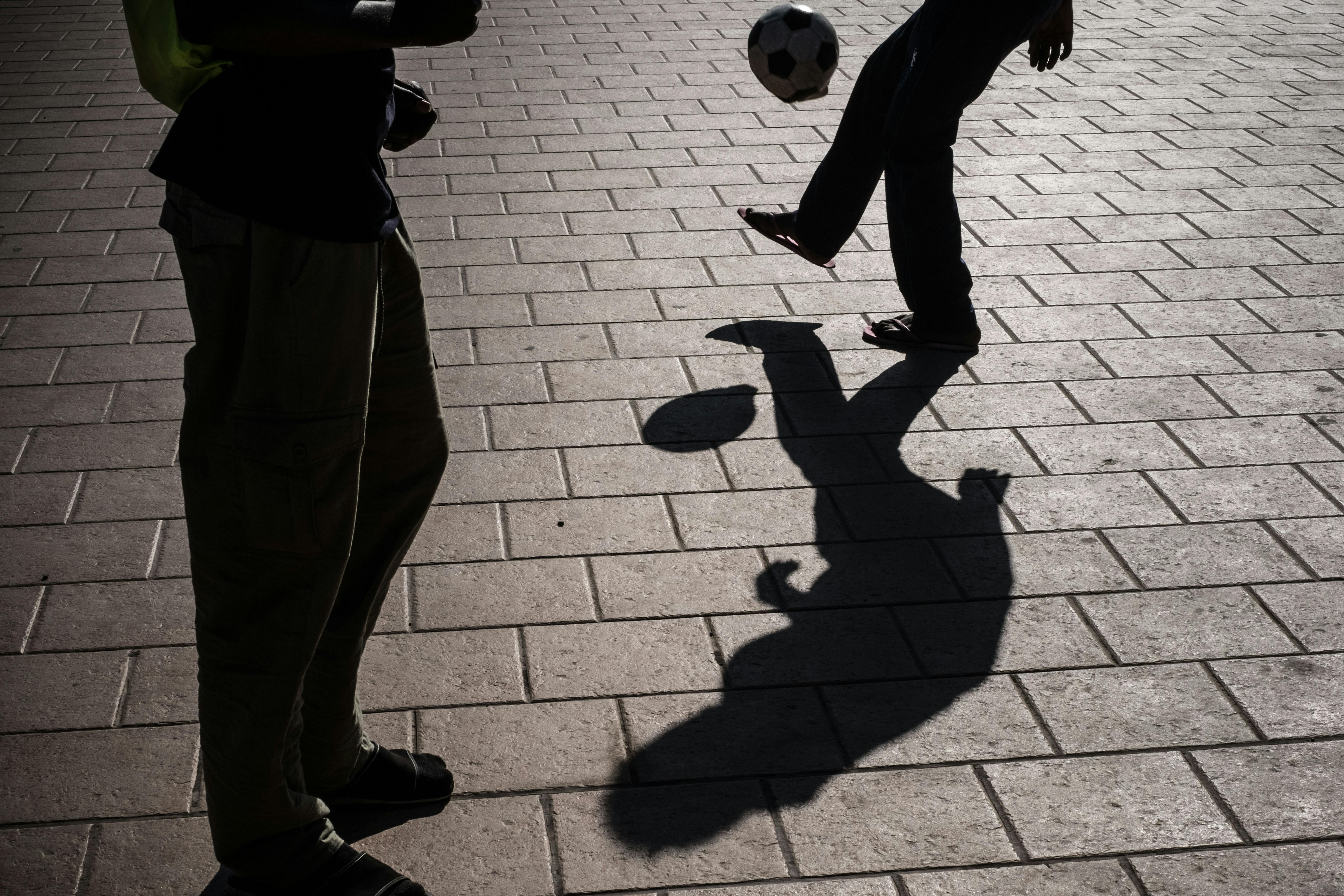 Ombra di due ragazzi con un palloni
