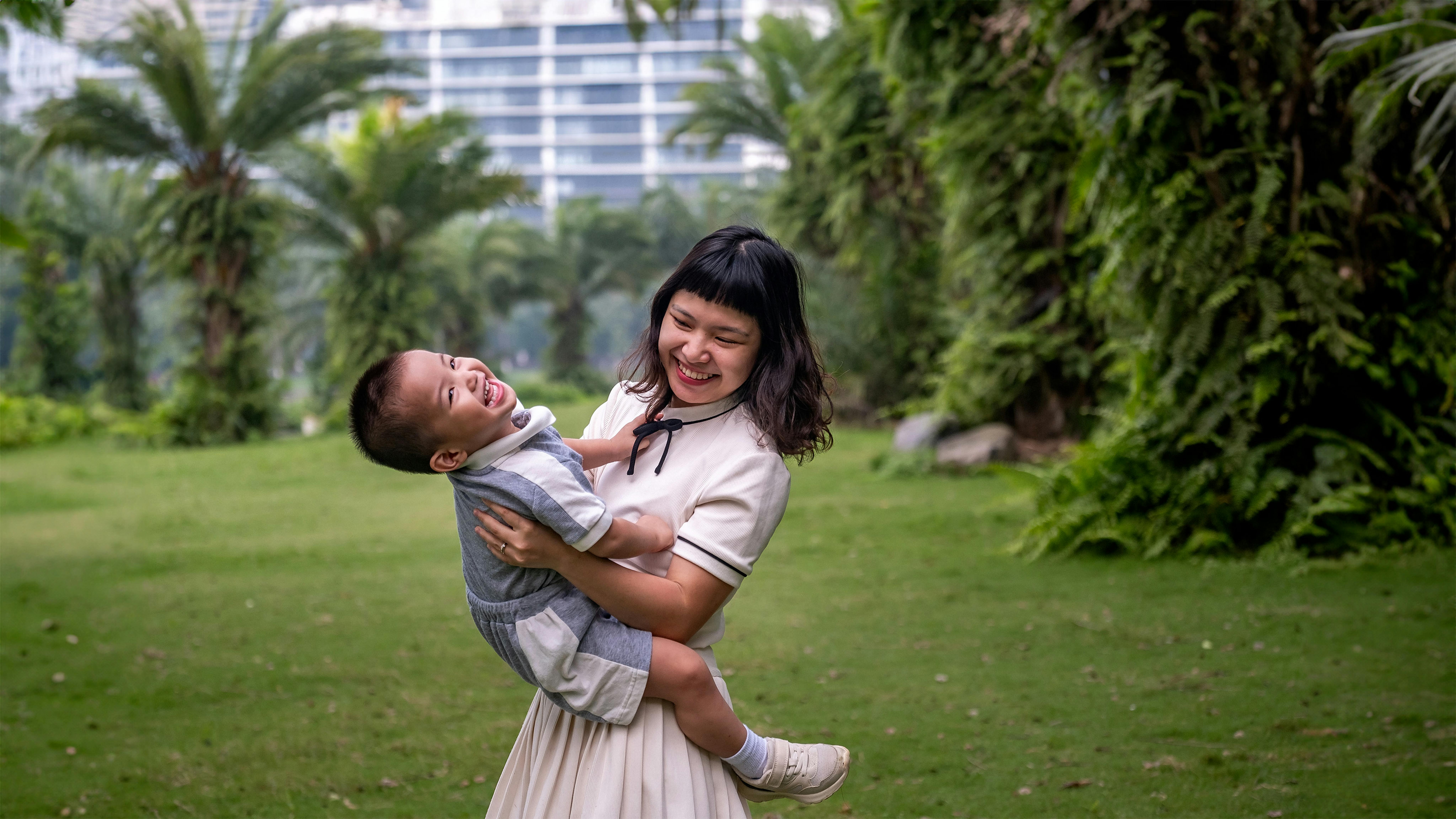 Bui Hoang The Bao, 3 anni, gioca e fa una passeggiata con sua madre Hoang Phuong Thao, 33 anni, in un parco in una zona residenziale alla periferia di Ha Noi