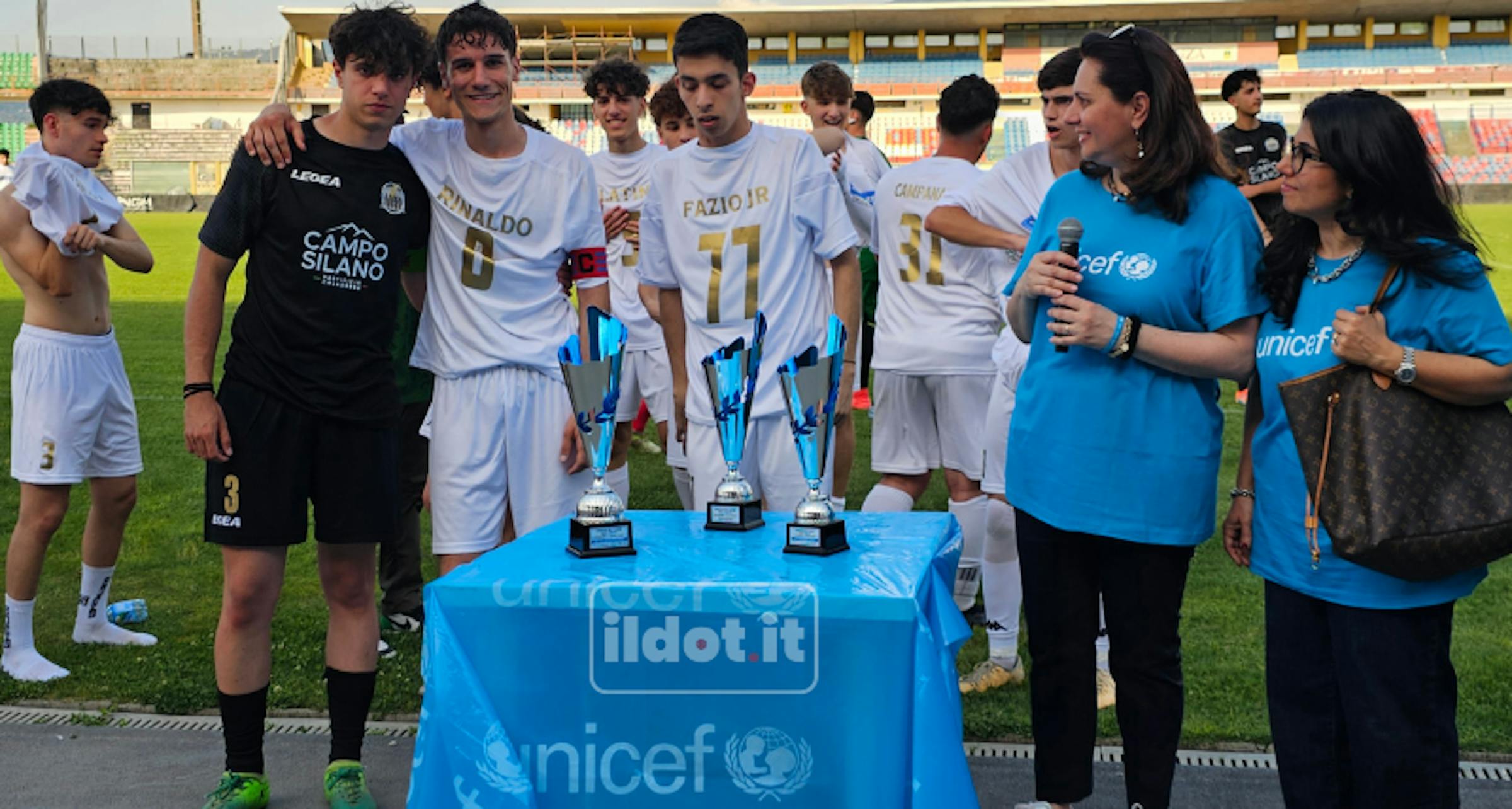 Labbraccio tra i due capitani delle squadre