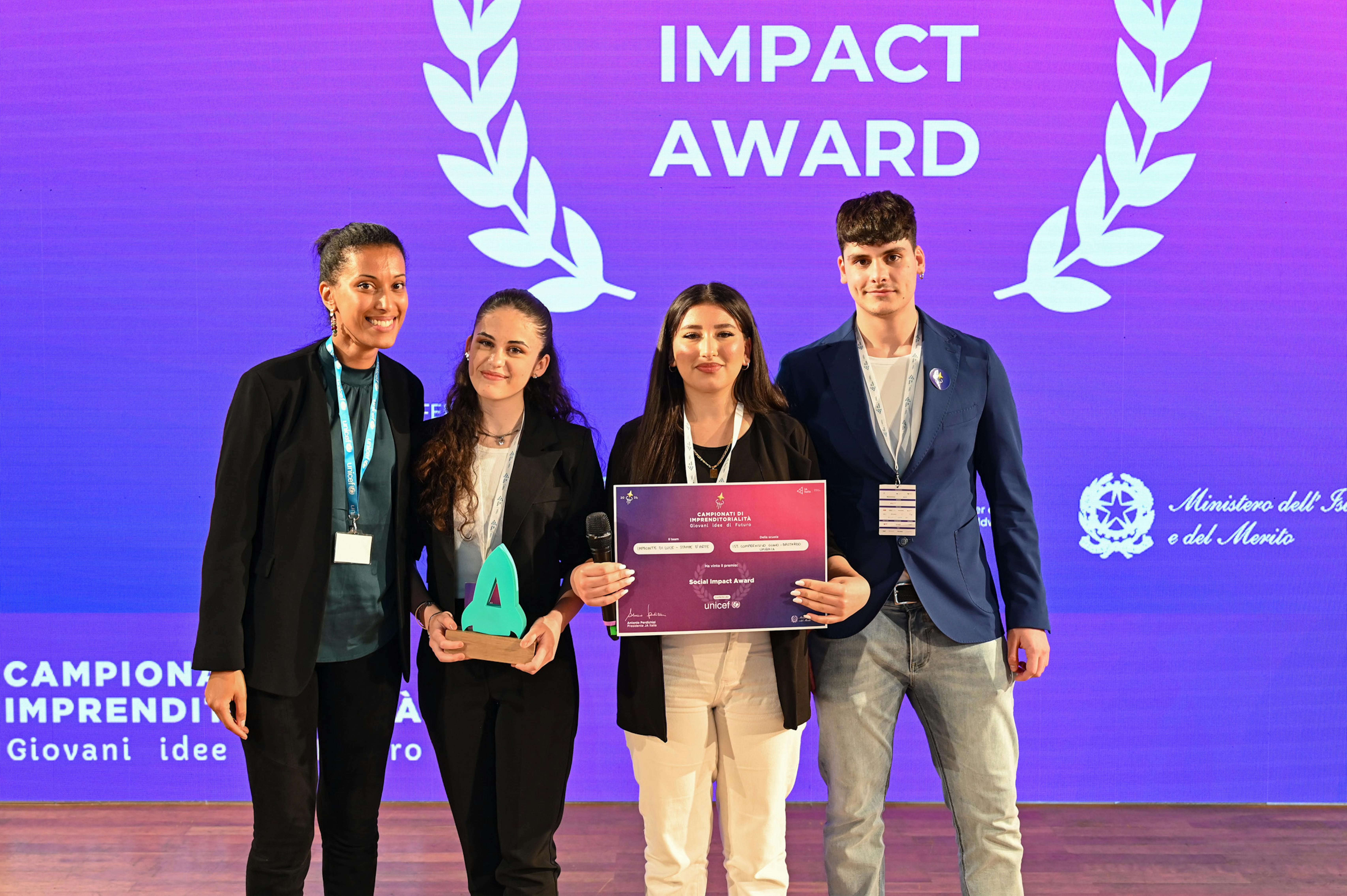 Ghila, Aya e Pietro ai campionati di UPSHIFT di quest’anno che hanno vinto con il progetto “impronte di luce”.