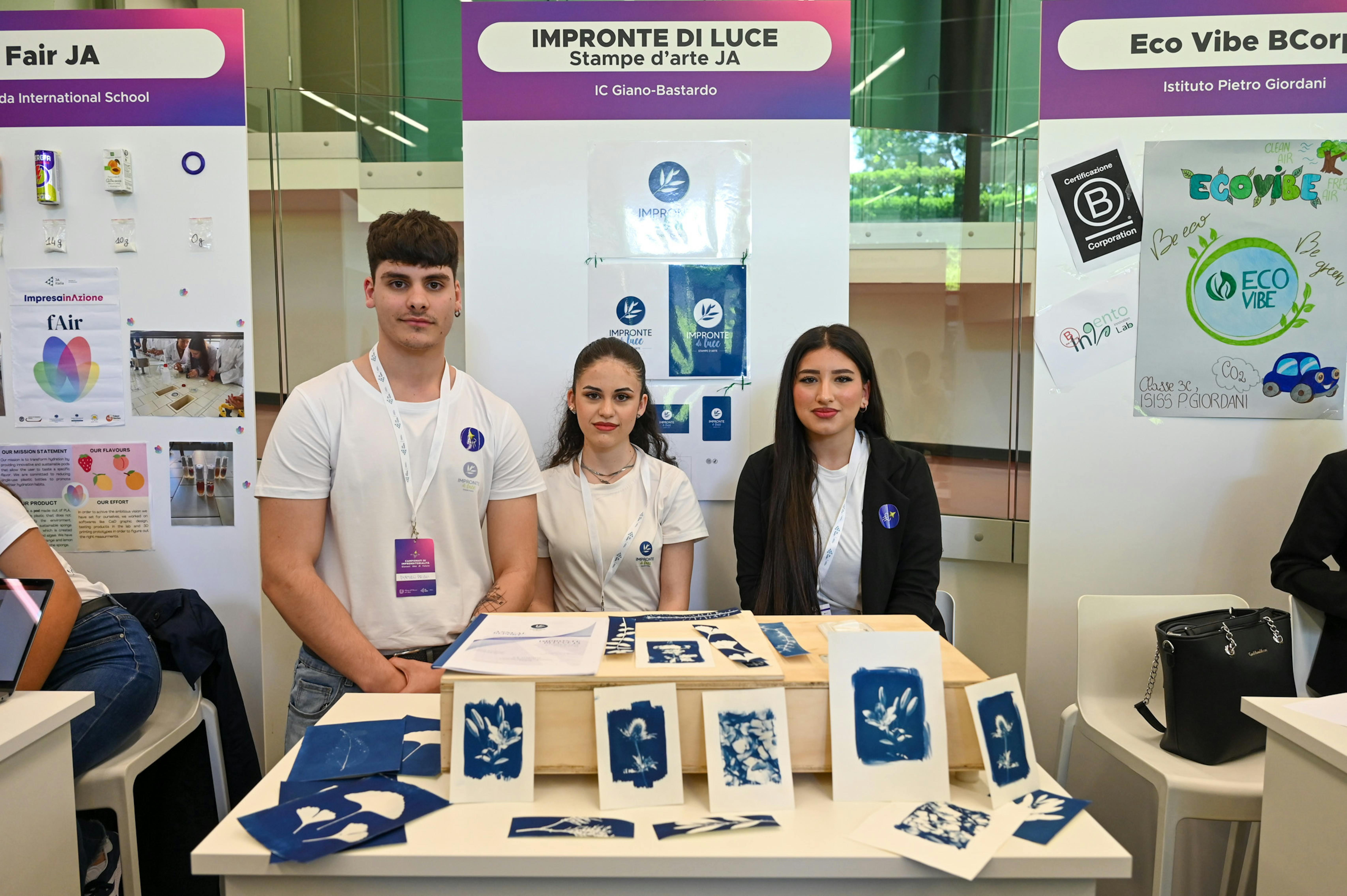 Ghila, Aya e Pietro ai campionati di UPSHIFT di quest’anno che hanno vinto con il progetto “impronte di luce”.
