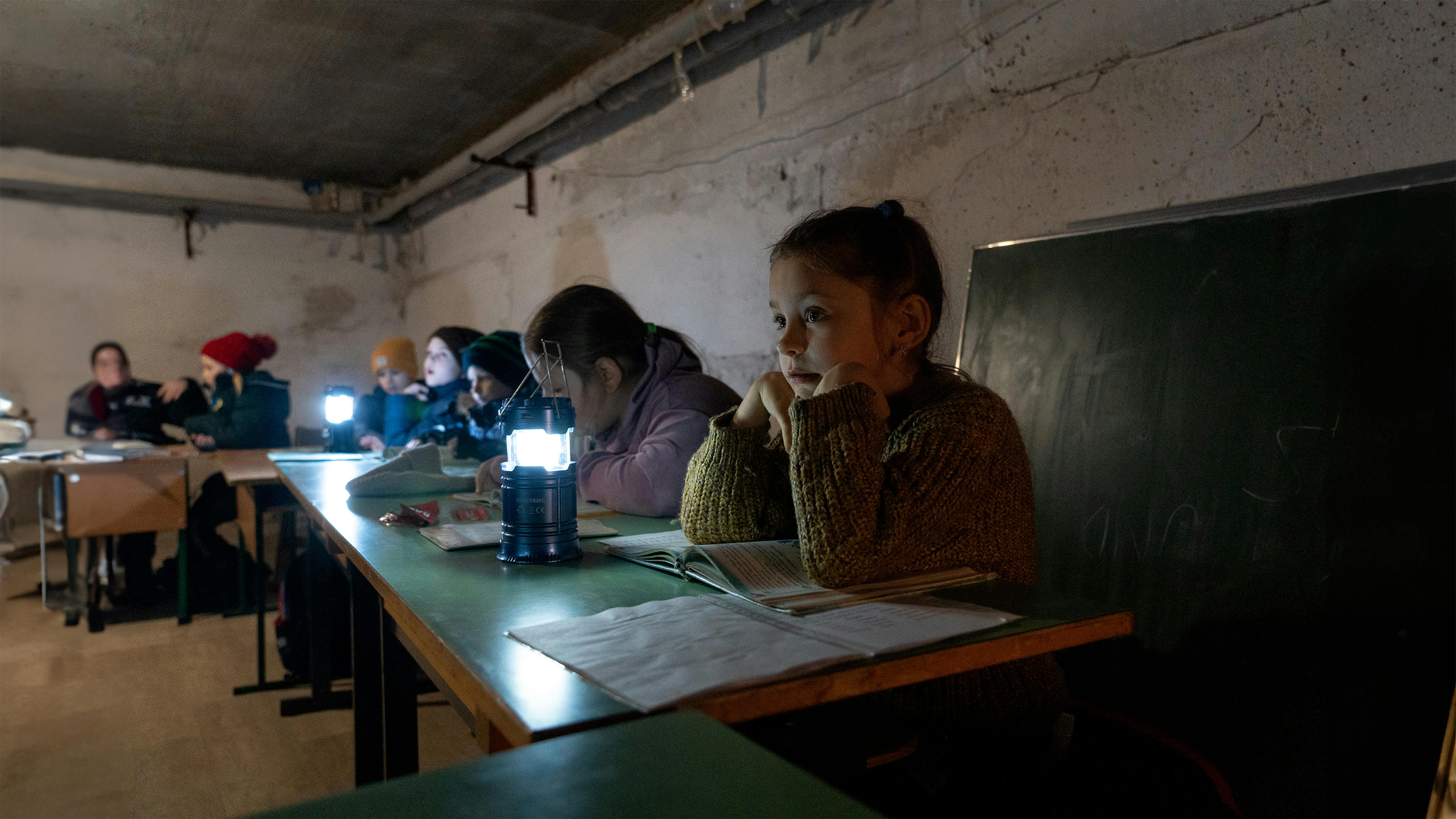 Ucraina. Margaryta, 10 anni, insieme ad altri bambini sono seduti nel rifugio dell'asilo, dove l'UNICEF ha consegnato nuovi generatori.