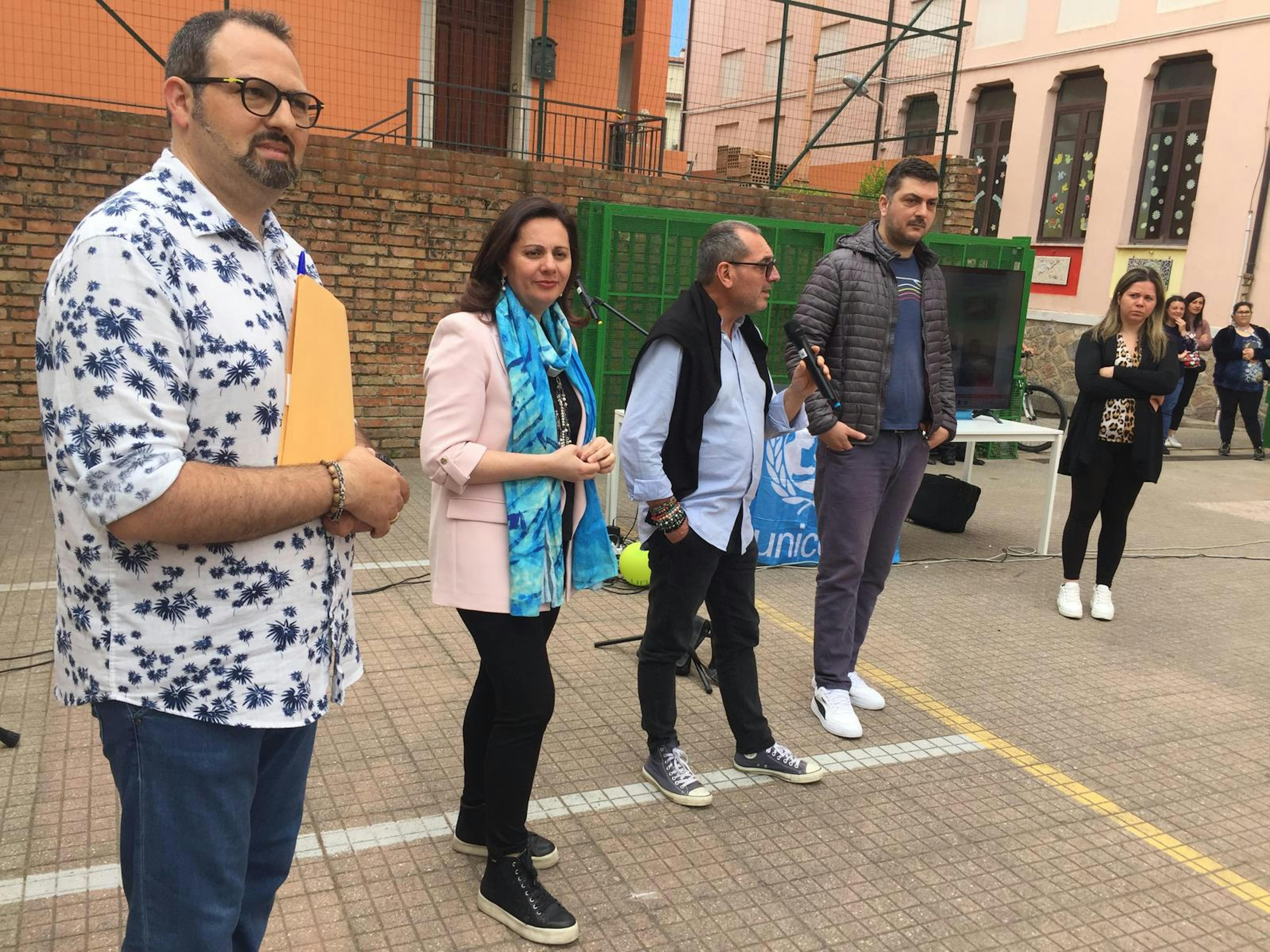 Cerimonia nella scuola di Sant'Agata con amministratori comunali