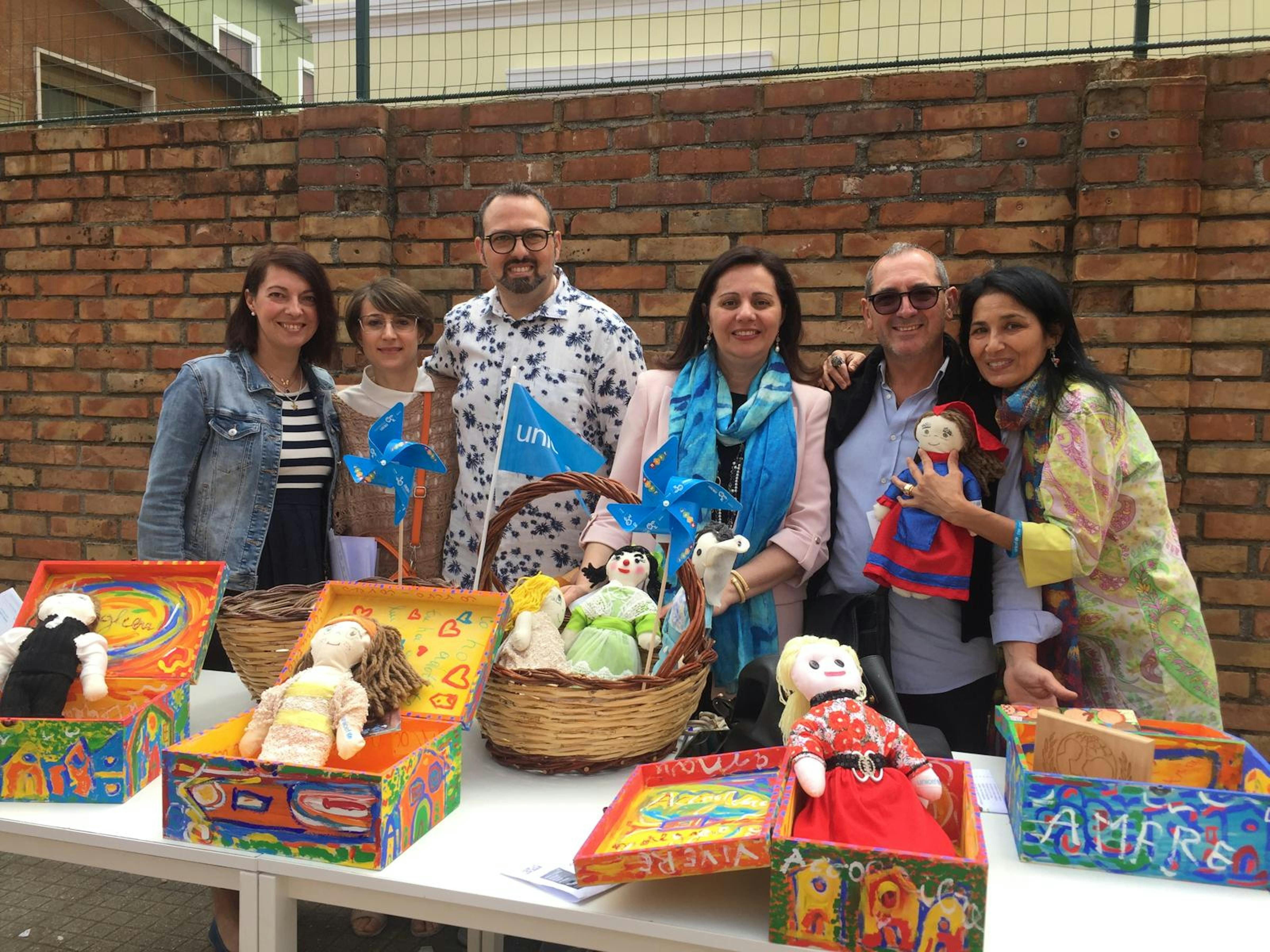I docenti della scuola di Sant'Agata con la presidente del comitato UNICEF Monica Perri
