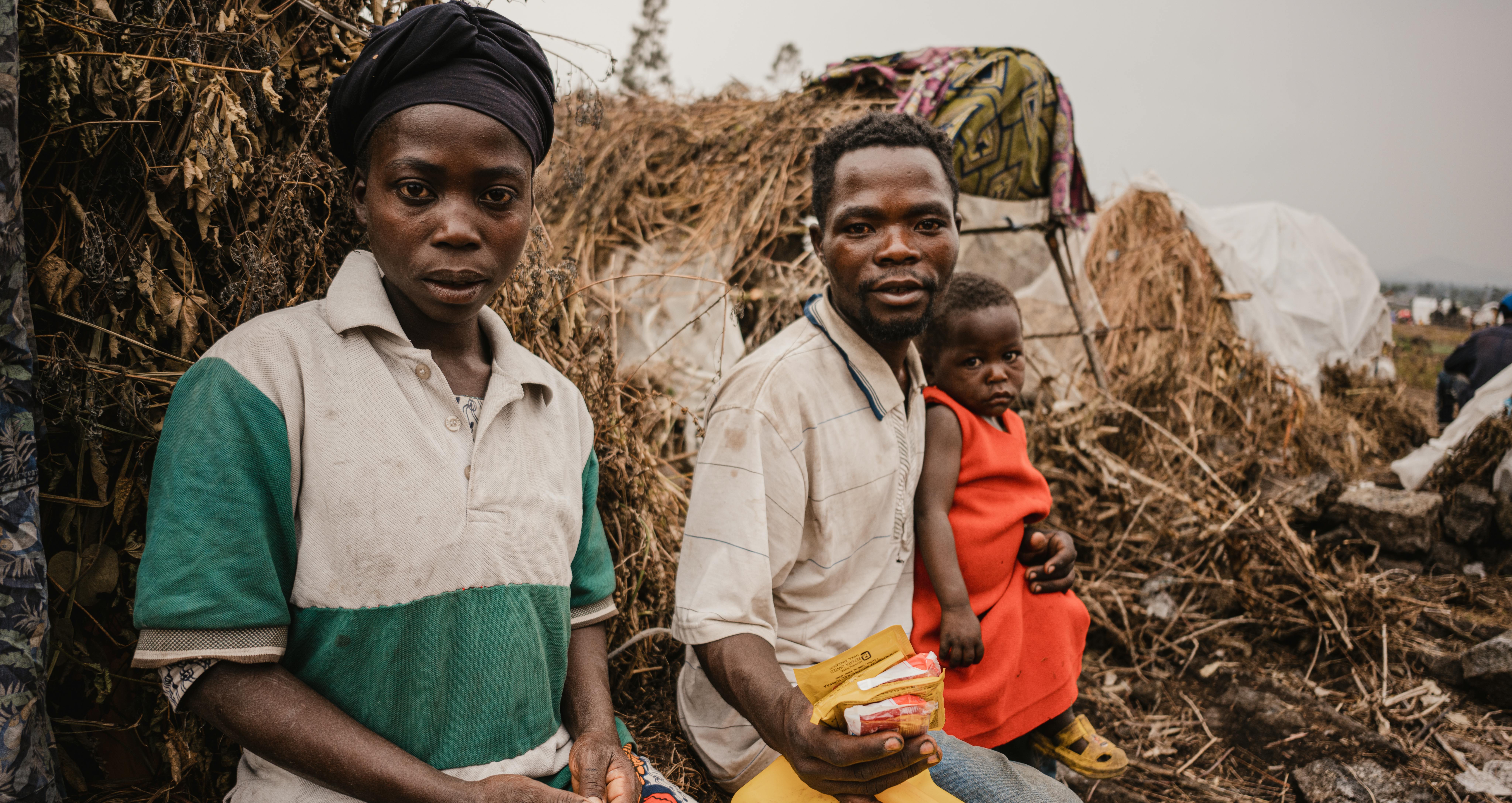 Asifiwe, Prince e la piccola Timi hanno ricevuto il kit contro il colera nel campo sfollati di Buhimba-Mabanga, vicino a Goma, nel Nord Provincia del Kivu