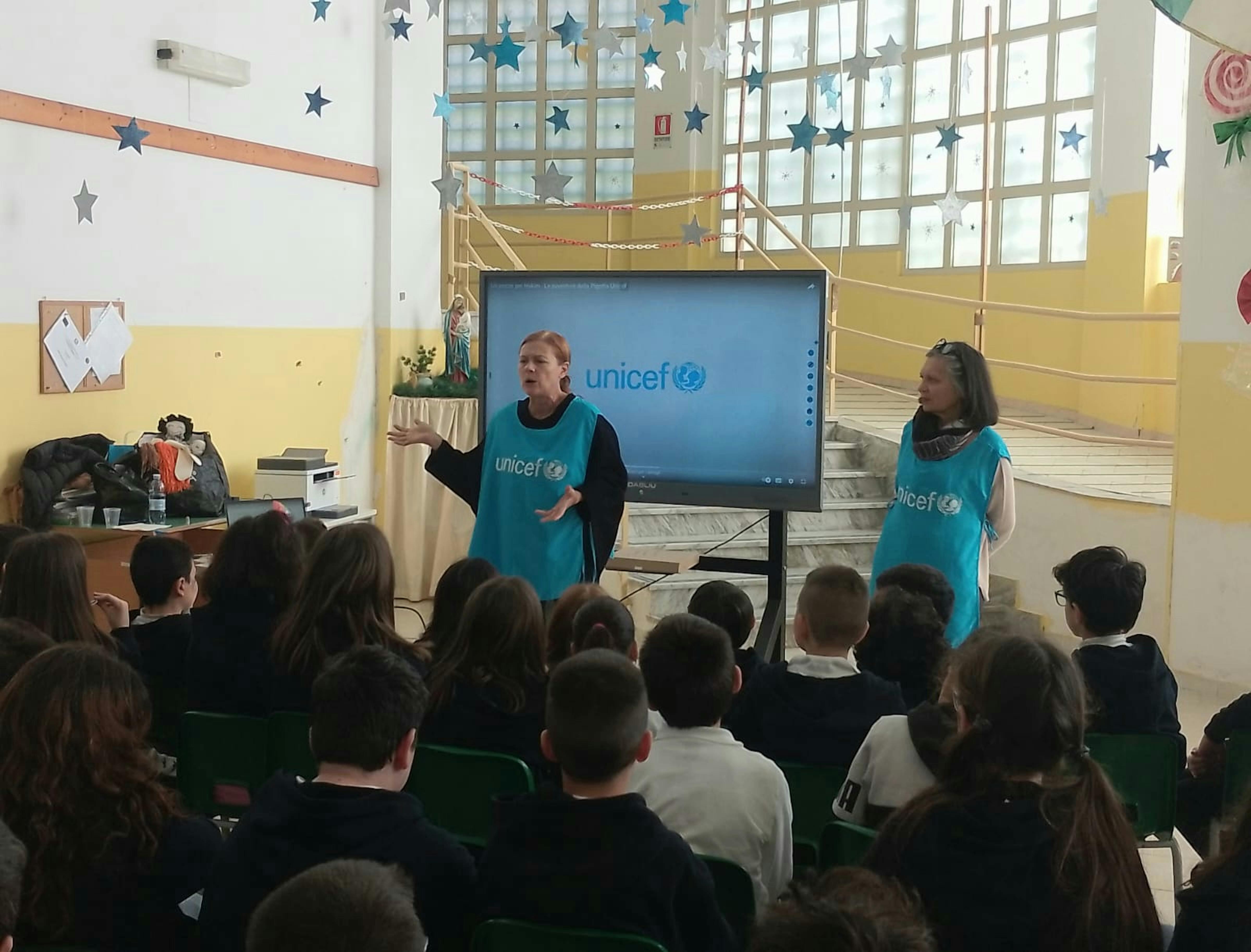 Marcuccio e volontarie sensibilizzano i bambini sul progetto Pigotta