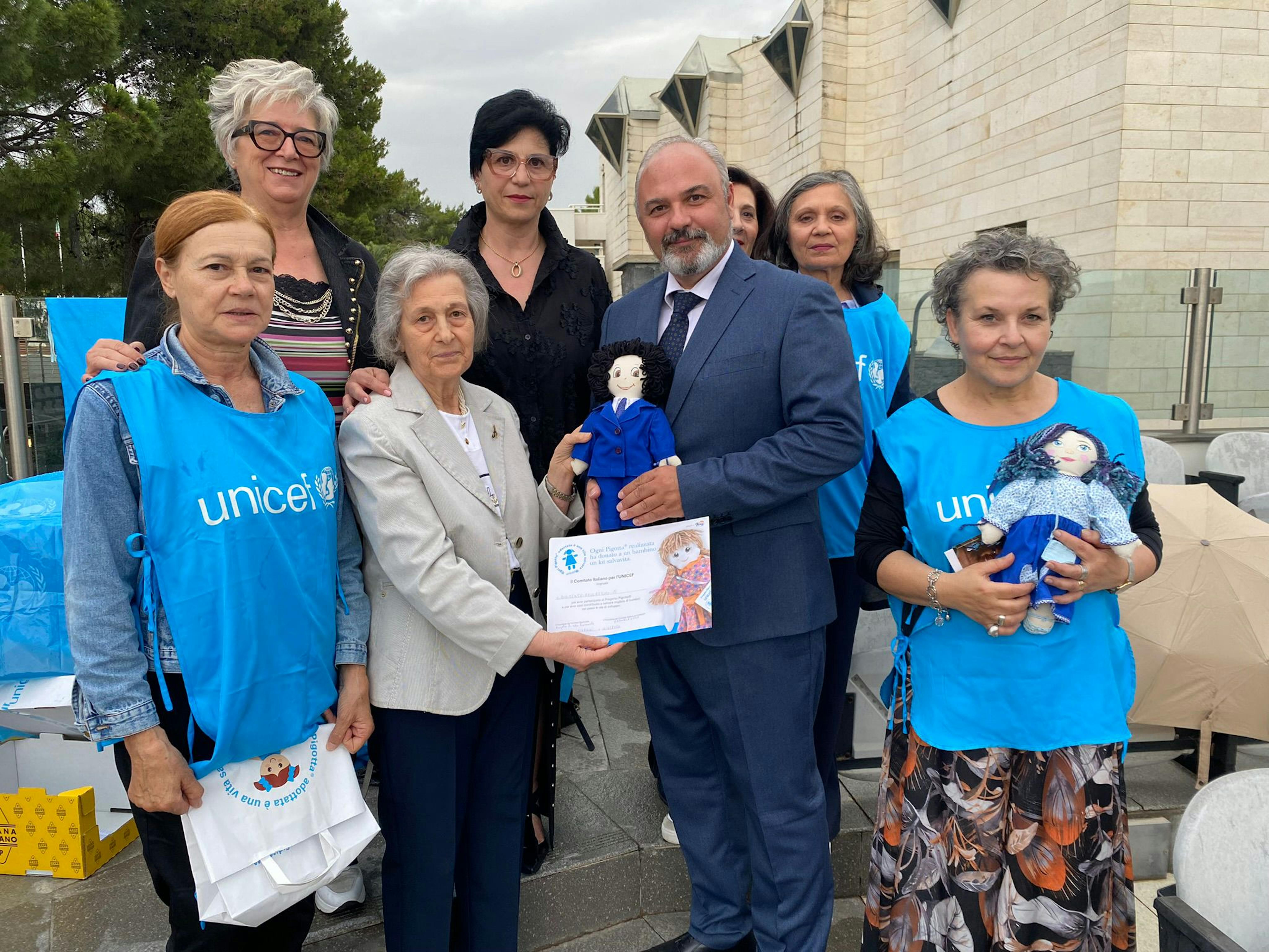 •	5 consegna al Dirigente Scolastico dell'attesto e della Pigotta, da parte della Presidente Provinciale UNICEF e delle Volontarie UNICEF di Giardini