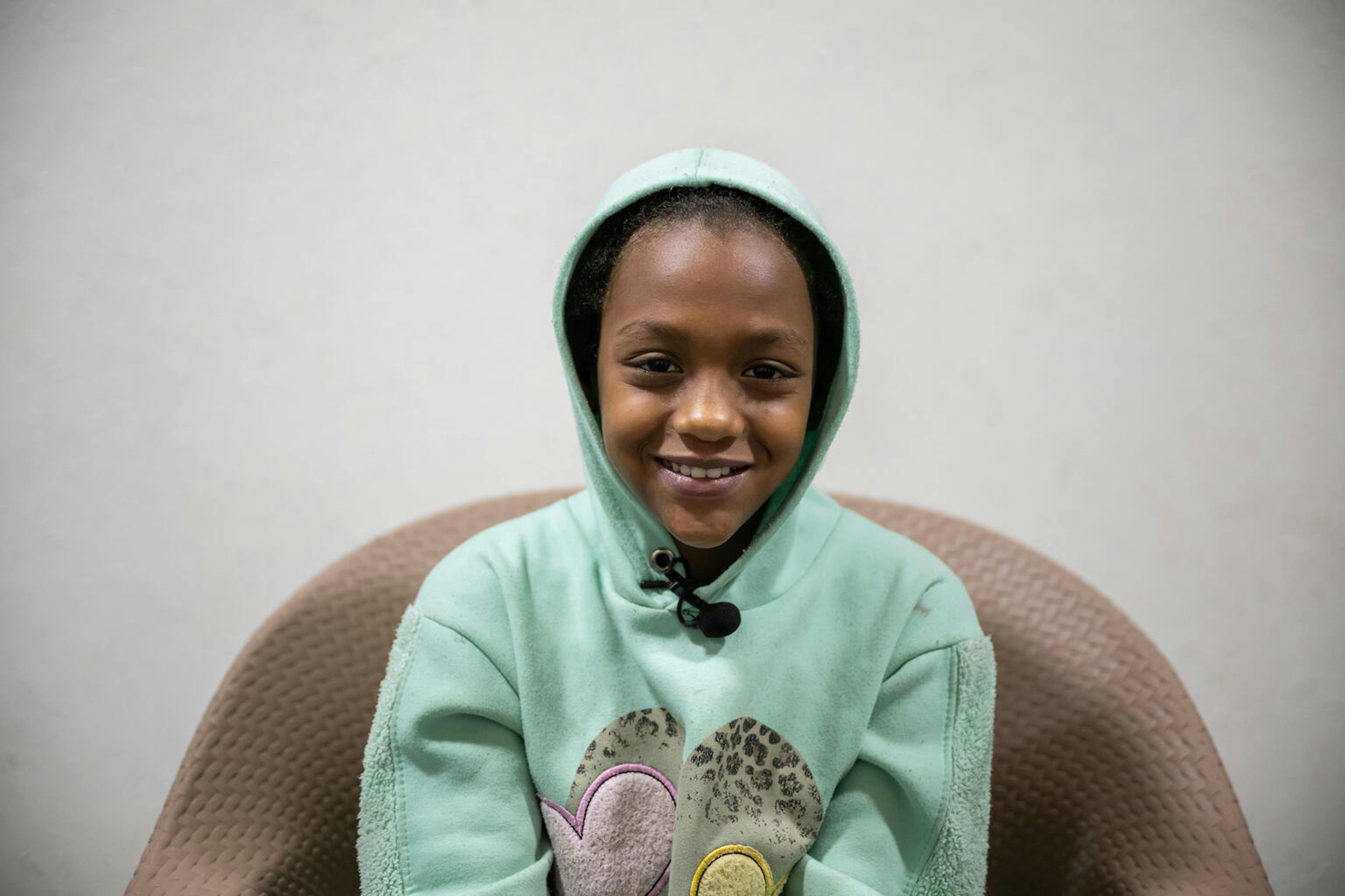Shmoos, 10 anni, è la figlia maggiore. Anche lei si svegliava terrorizzata in Sudan, in Egitto la vita è diversa: "Mi piace molto cantare e disegnare"