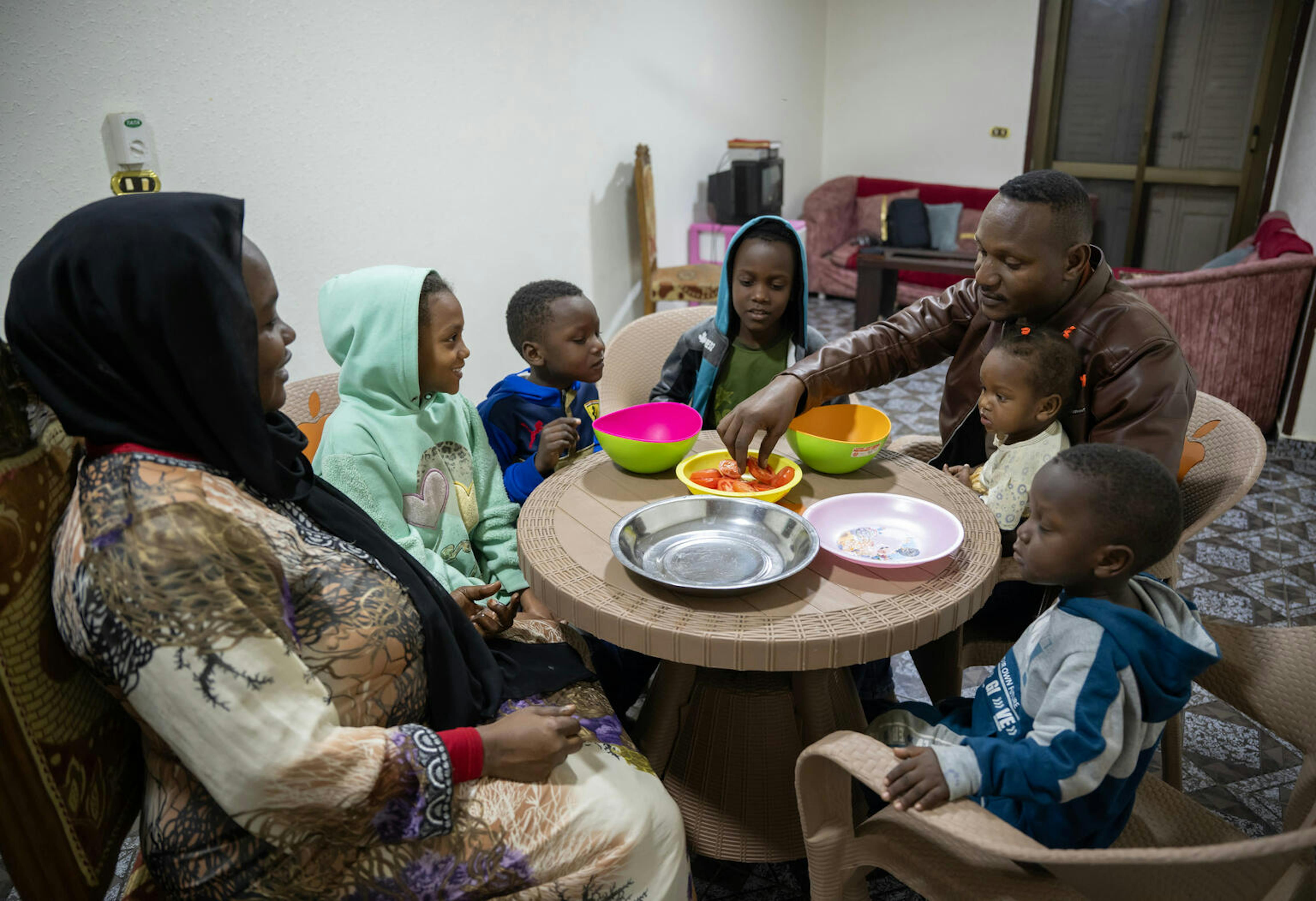 La famiglia Yasser, dal Sudan all'Egitto: Tutti vogliono vivere una vita sicura e protetta in cui i bisogni fondamentali siano soddisfatti. Se ti ammali, dovresti poter trovare un ospedale. Se hai figli, meritano un futuro in cui possono imparare a leggere, scrivere e stare bene.