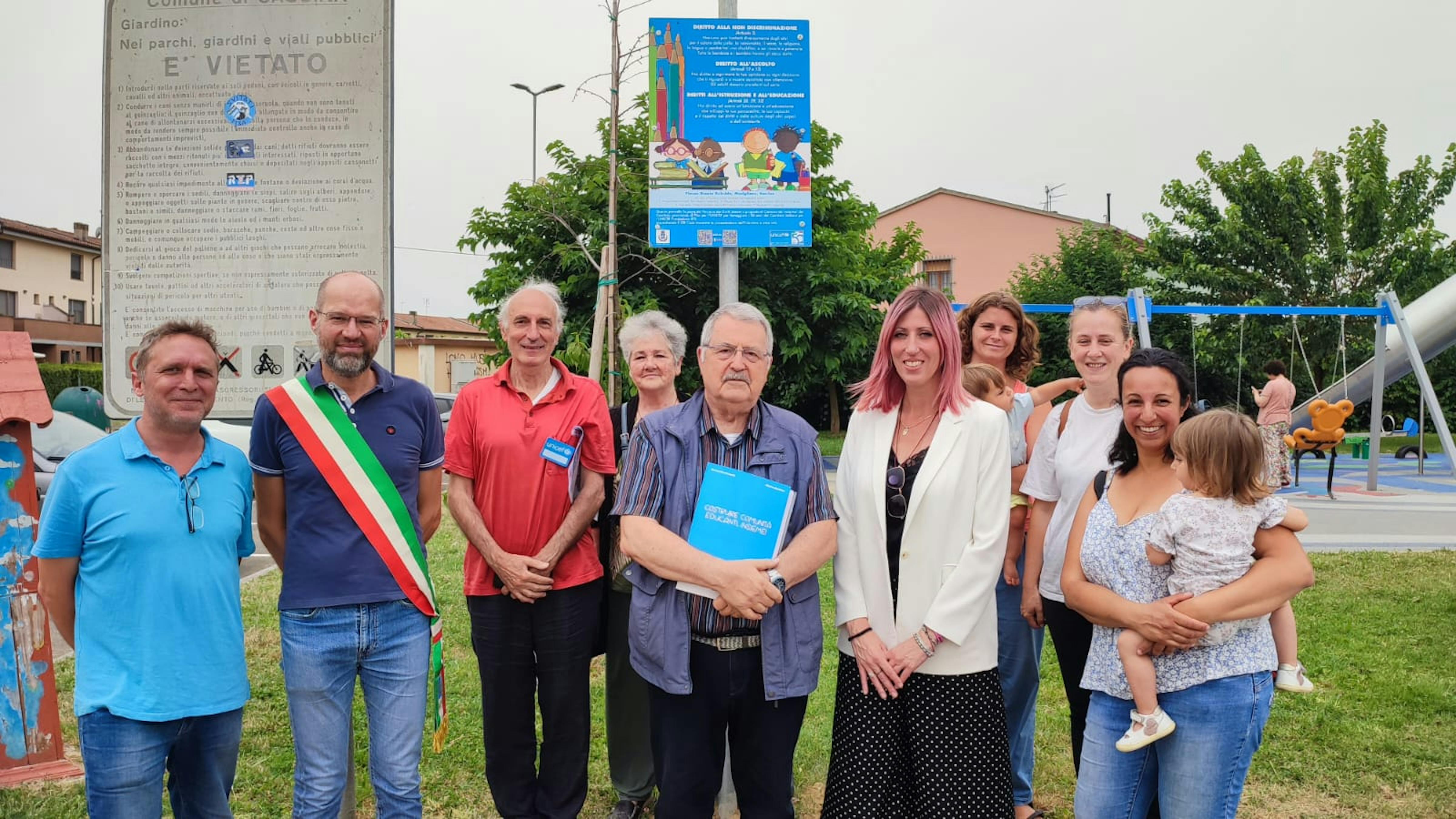 Da sinistra il vice sindaco Masi e il sindaco Betti del Comune di Cascina, il segretario Antonio Perfetto e il Presidente De Benedittis del Comitato Provinciale di Pisa per l'UNICEF, l'assessora Guainai mamme e volontari dell'UNICEF