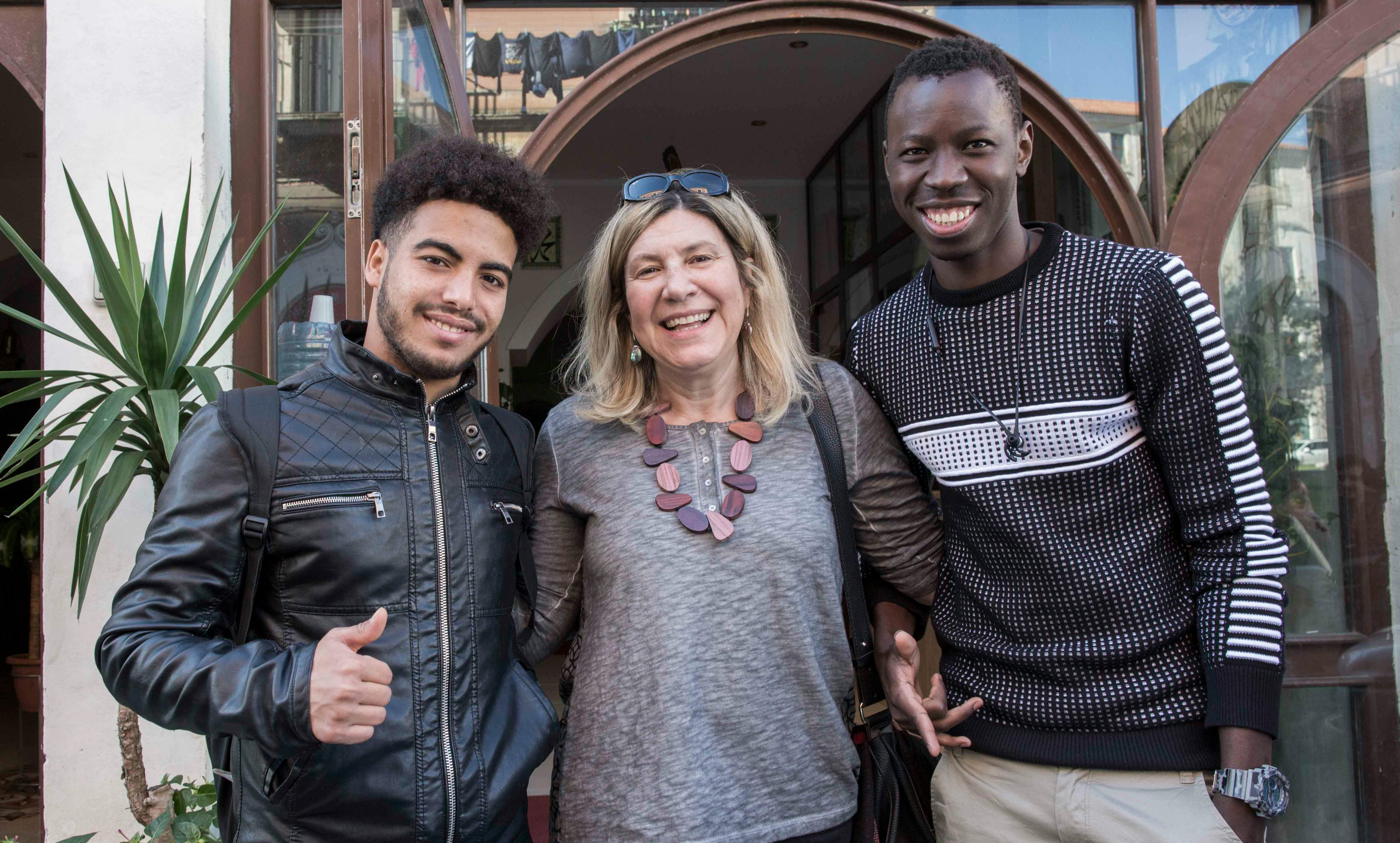 Una tutrice con i due giovani che supporta