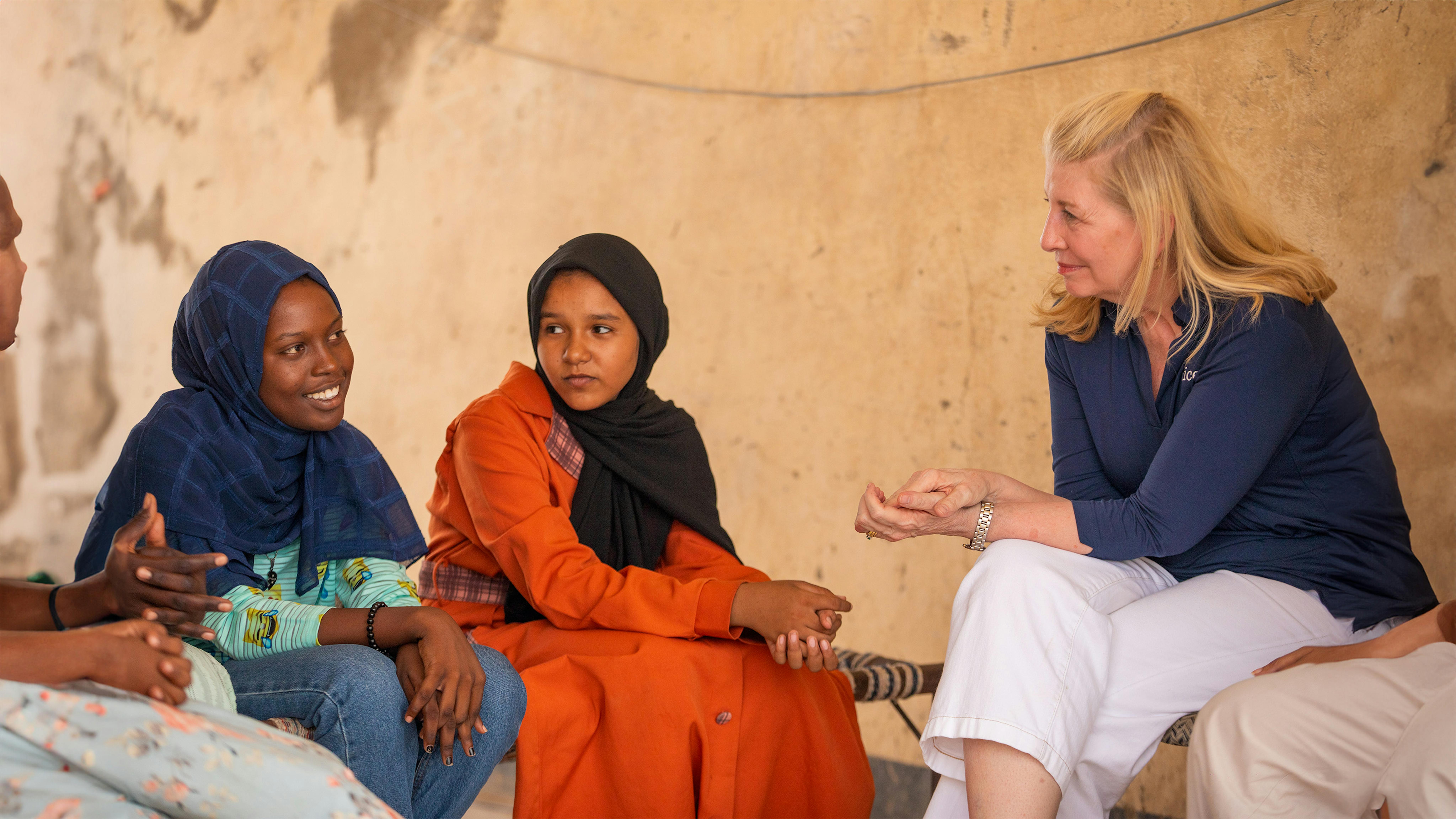Il direttore esecutivo dell'UNICEF, Catherine Russell, incontra due ragazze adolescenti sfollate a causa della guerra, la quindicenne Lujain (a sinistra) e la quattordicenne Bothaina, nel punto di raccolta degli sfollati interni di Abdullah Naj a Port Sudan.