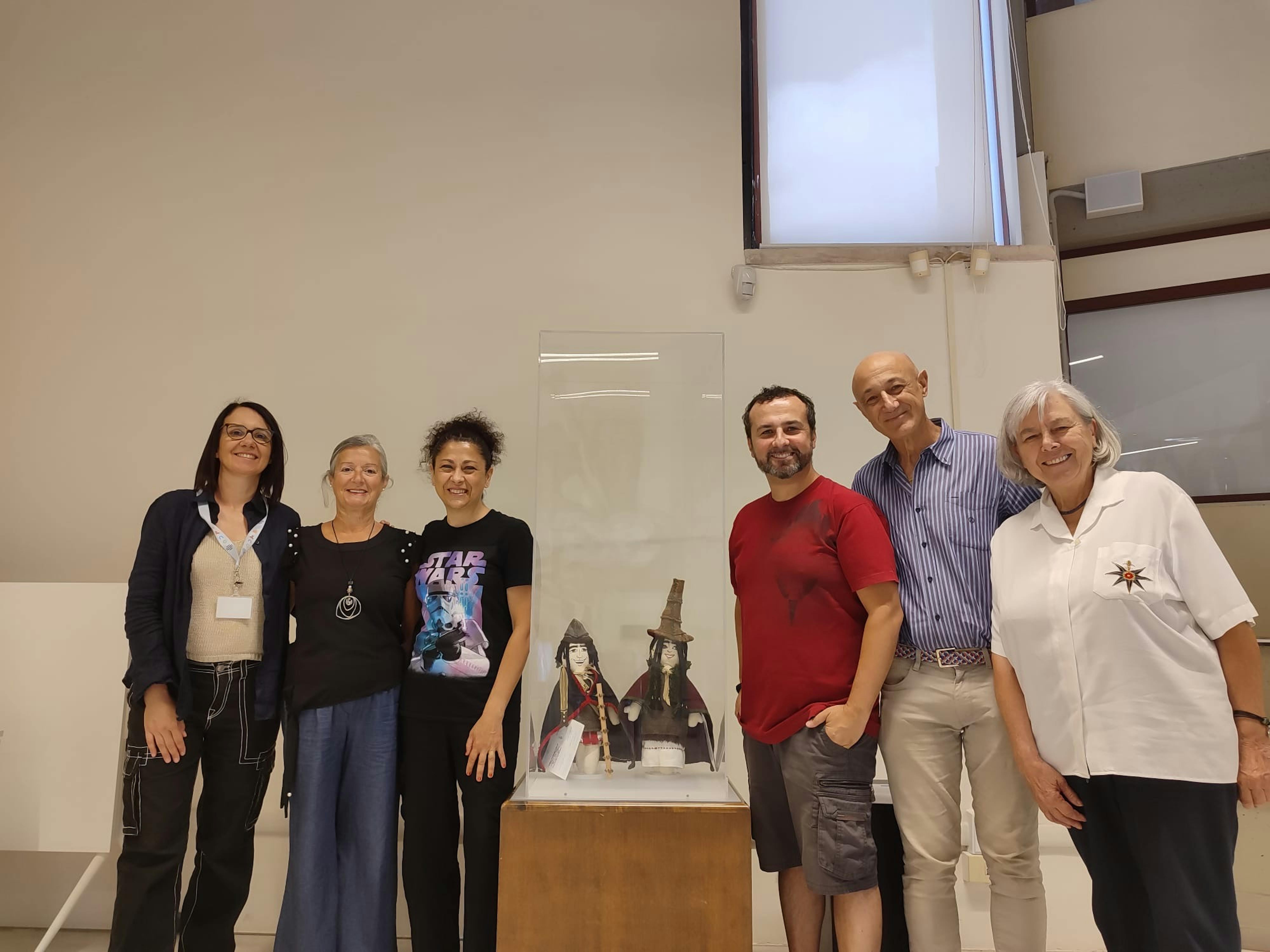 L'artista Angela Demontis, la responsabile del Museo Manuela Puddu, il Presidente Paolo Ligas e i volontari Simone Leinardi, Rita Angioni e Lucia Zedda