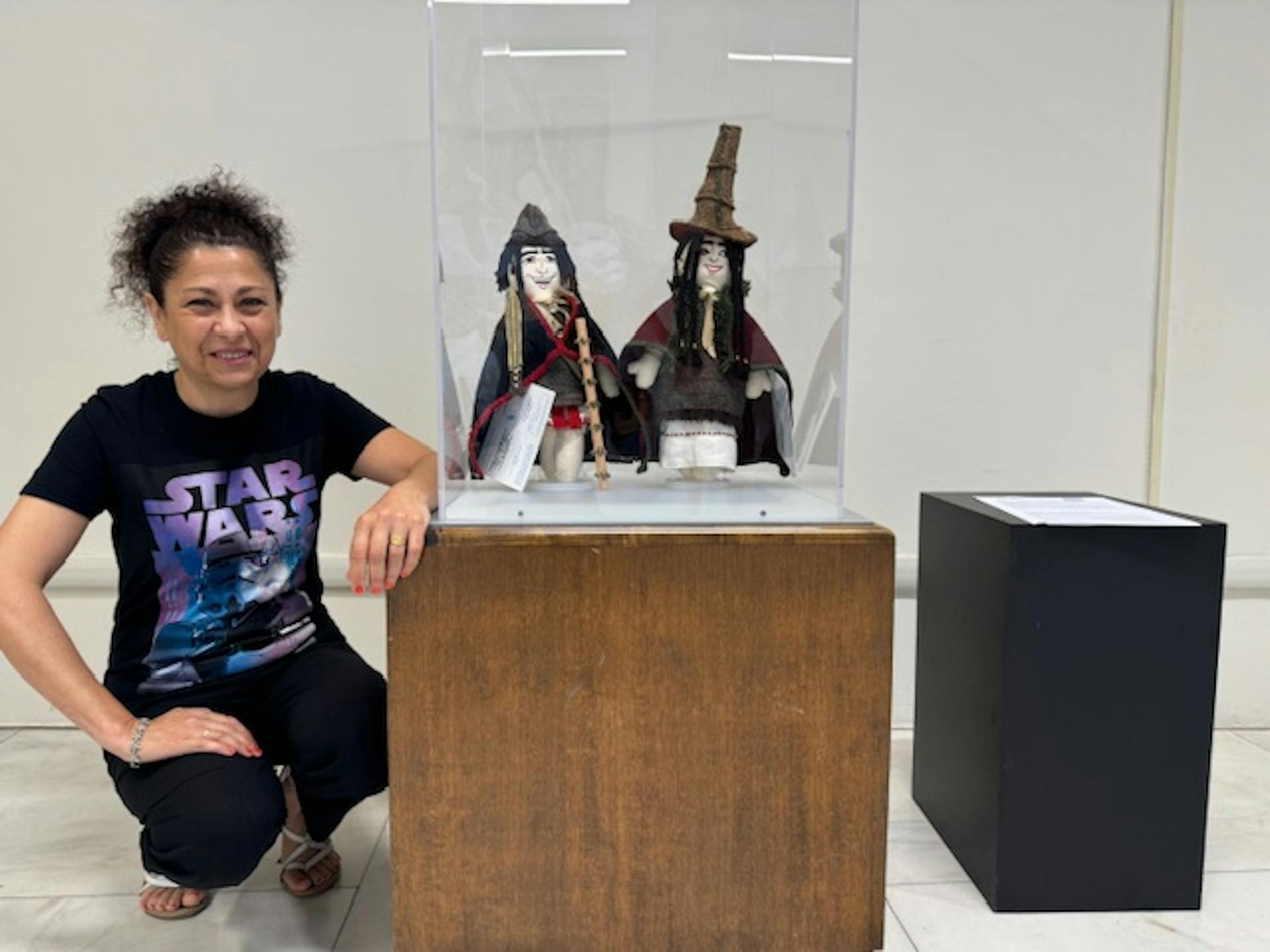 L'artista Angela Demontis con le 2 PIGOTTE NURAGICHE