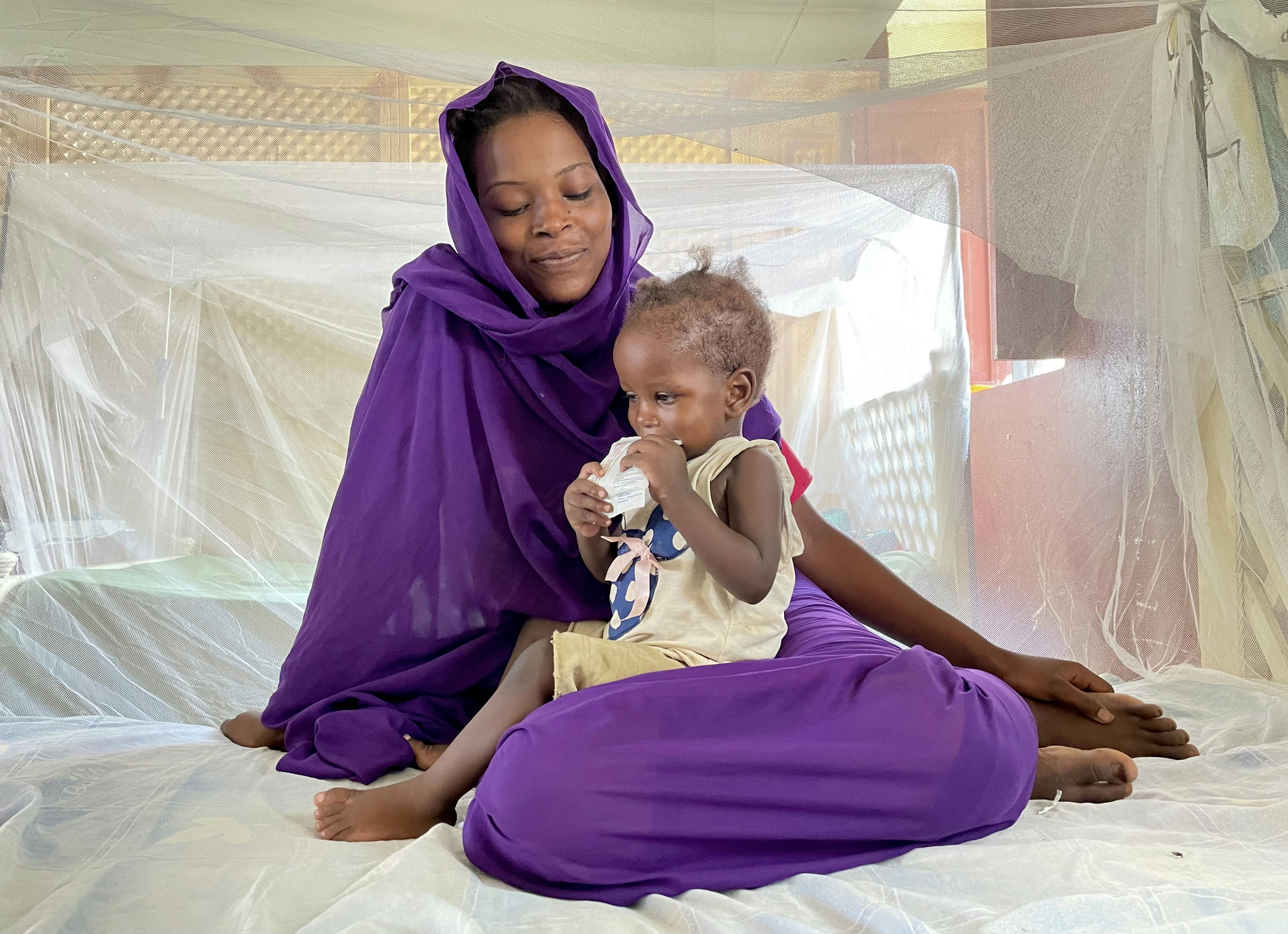 una ragazza riceve cibo terapeutico pronto all'uso in un centro di stabilizzazione a El Fasher, nel Nord Darfur. Purtroppo, la crisi nutrizionale in Sudan sta peggiorando con un numero record di bambini ricoverati in questo centro dove vengono curati bambini affetti da malnutrizione acuta grave con complicazioni mediche.