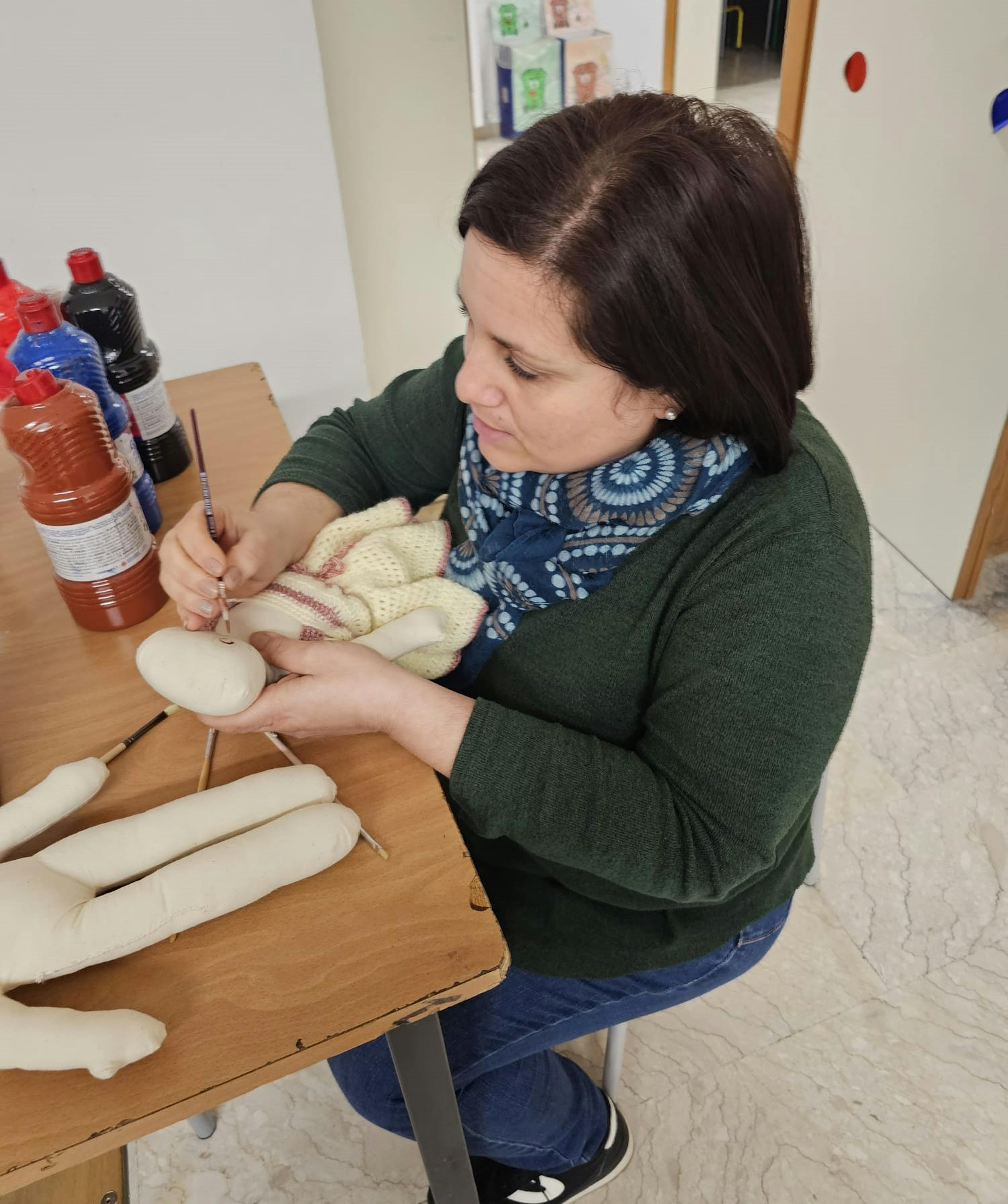 mamma al lavoro durante le attività di laboratorio