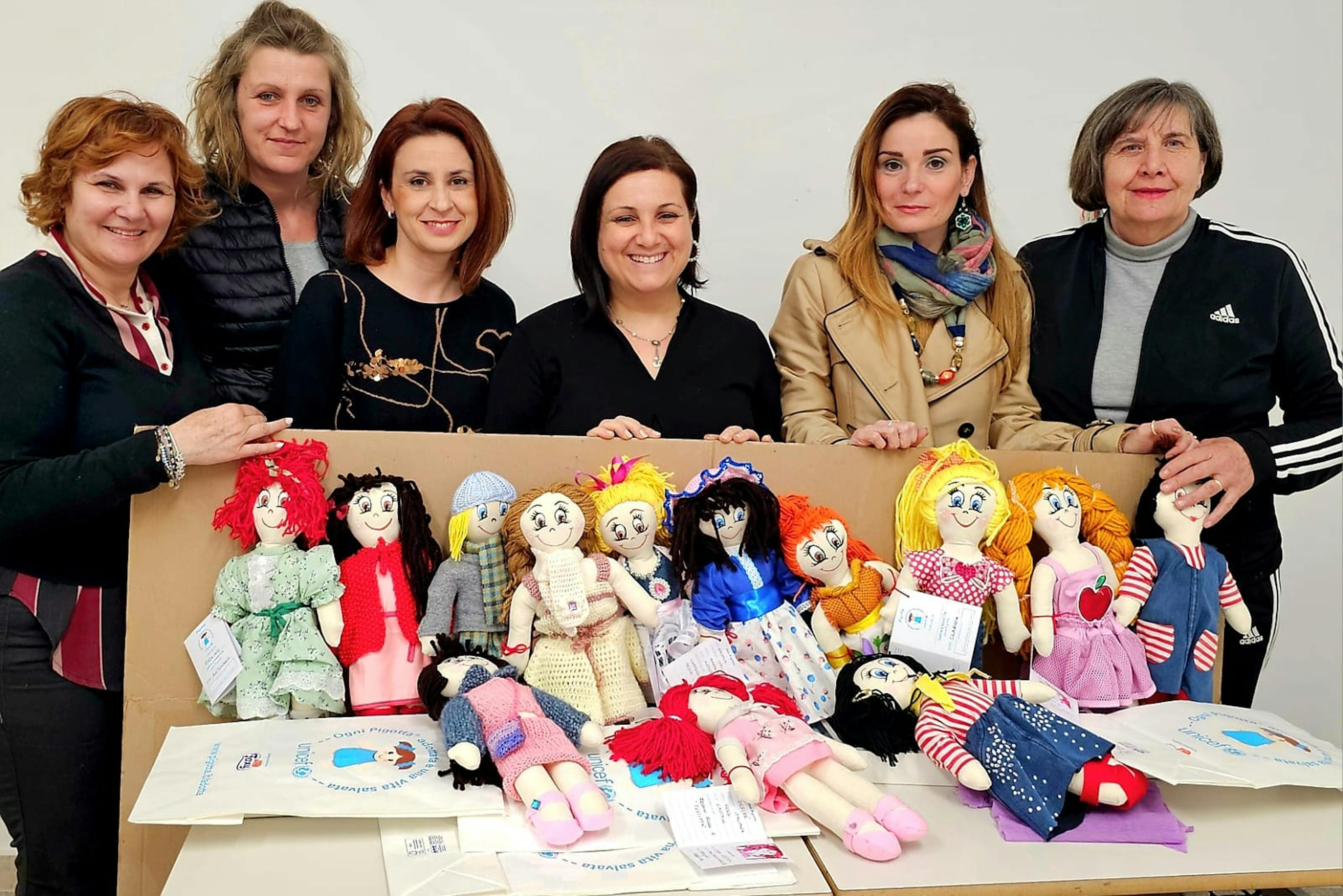 l'Ins. Antonella Marino con le mamme, le nonne e le amiche impegnate nelle attività di laboratorio. Mostra delle pigotte realizzate