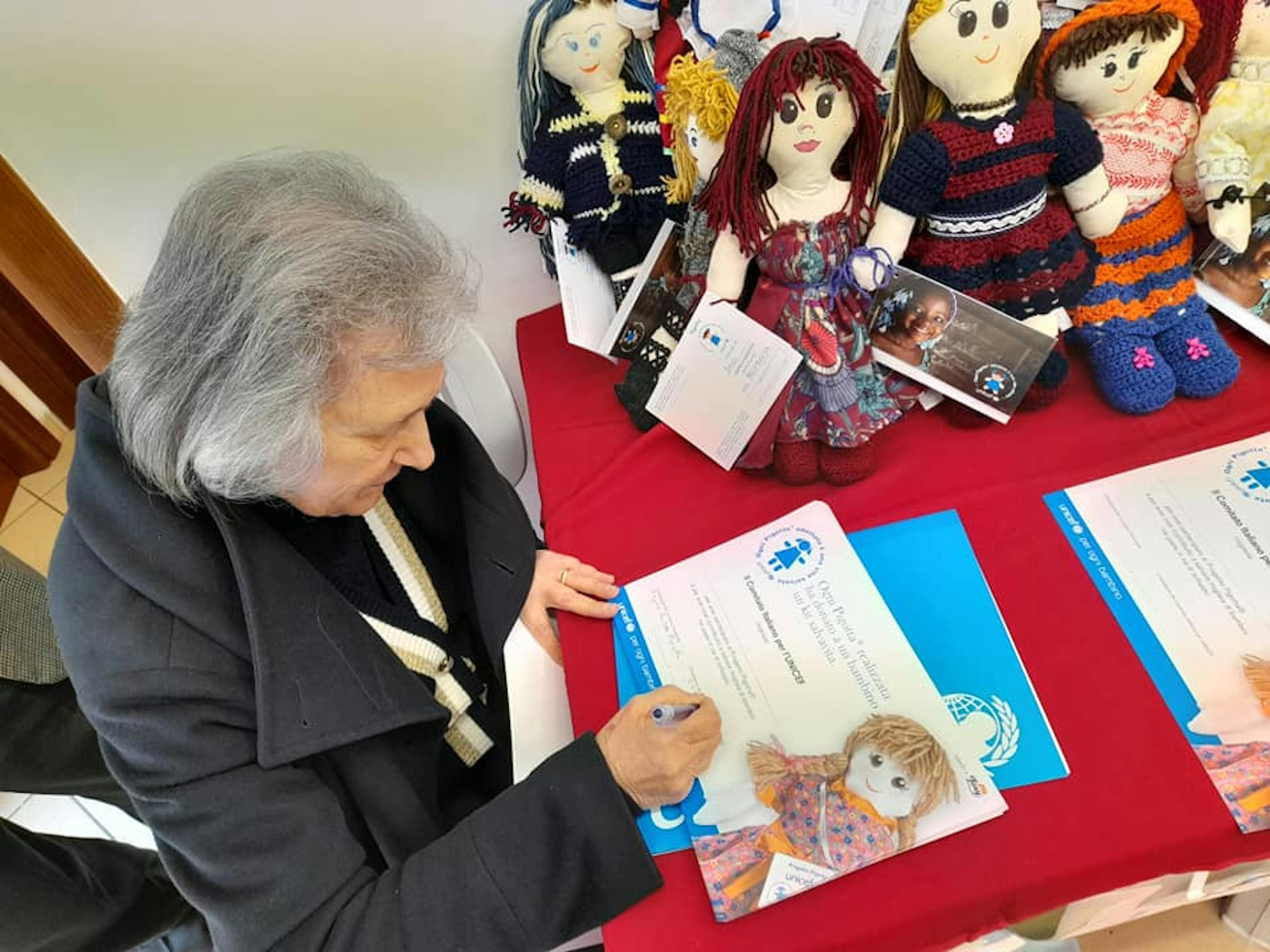 la Presidente Angela Rizzo Faranda firma gli attestati