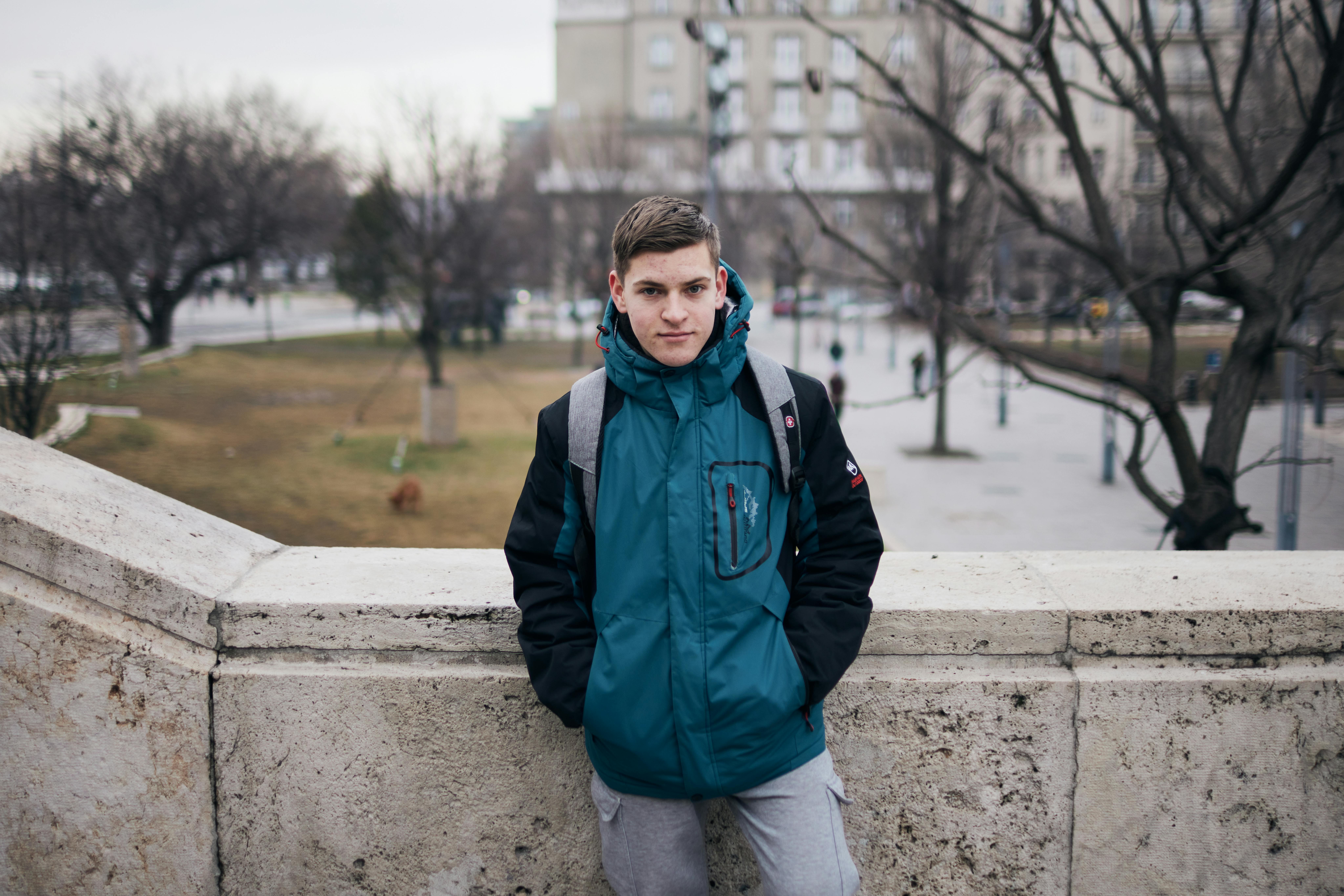 Danylo, 17 anni, frequenta la nona classe nell’Istituto Tecnico: iniziare la scuola in Ungheria è stato difficile “Mi sento meno in ansia, ora che posso capire i miei compagni di classe: non solo per la lingua, ma anche per la cultura…hanno un modo diverso di esprimersi rispetto ai noi ed è stato strano, all’inizio”.
