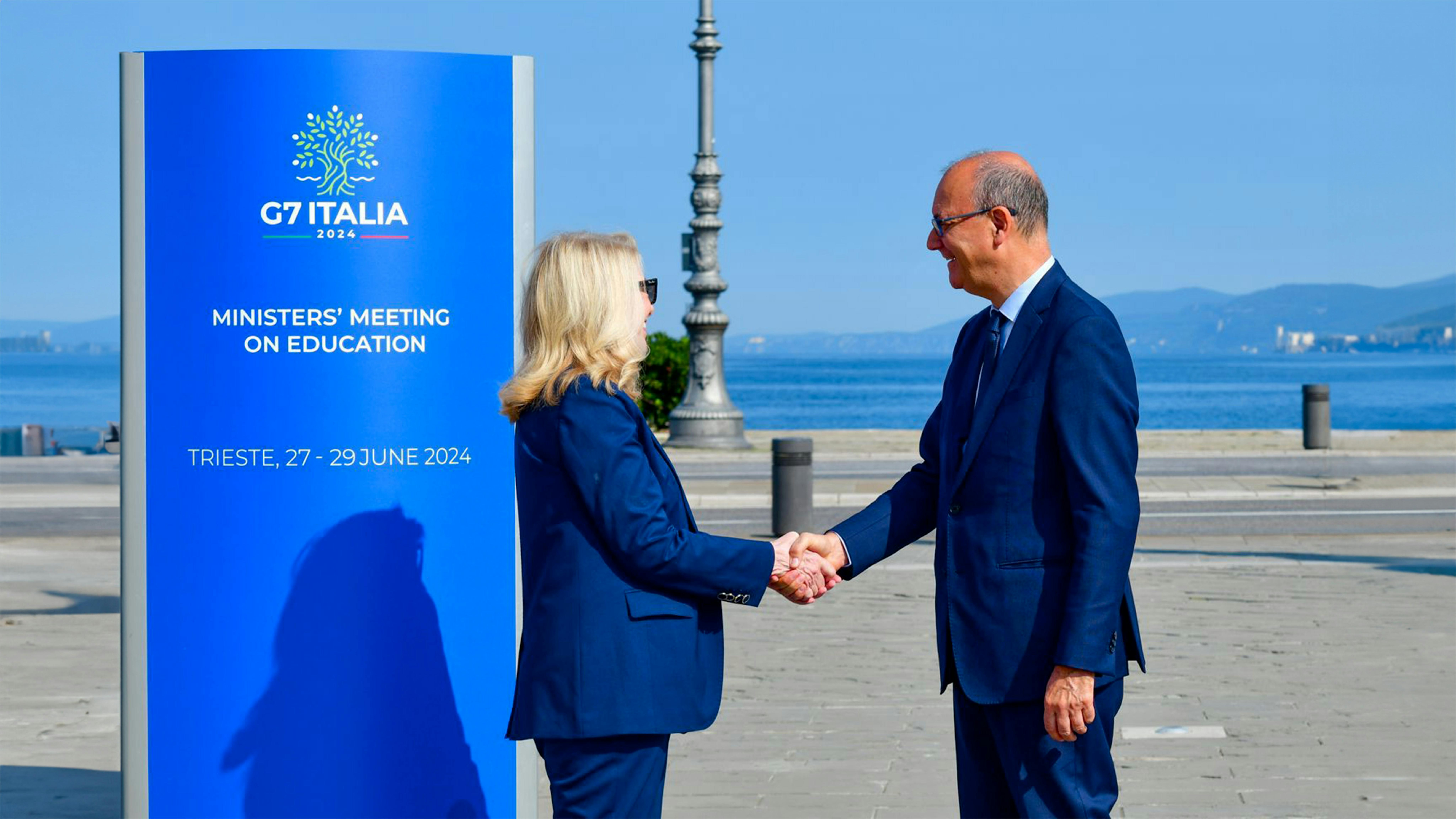Foto dell'incontro tra il Ministro dell'Istruzione e del Merito Valditara e la Direttrice UNICEF Russell a Trieste - FOTO ufficiale Riunione dei ministri dell’Istruzione- G7 Italia 2024 a Trieste - pubblicata sul sito  https://www.g7italy.it/en/foto-video/ministerial-meeting-on-education/