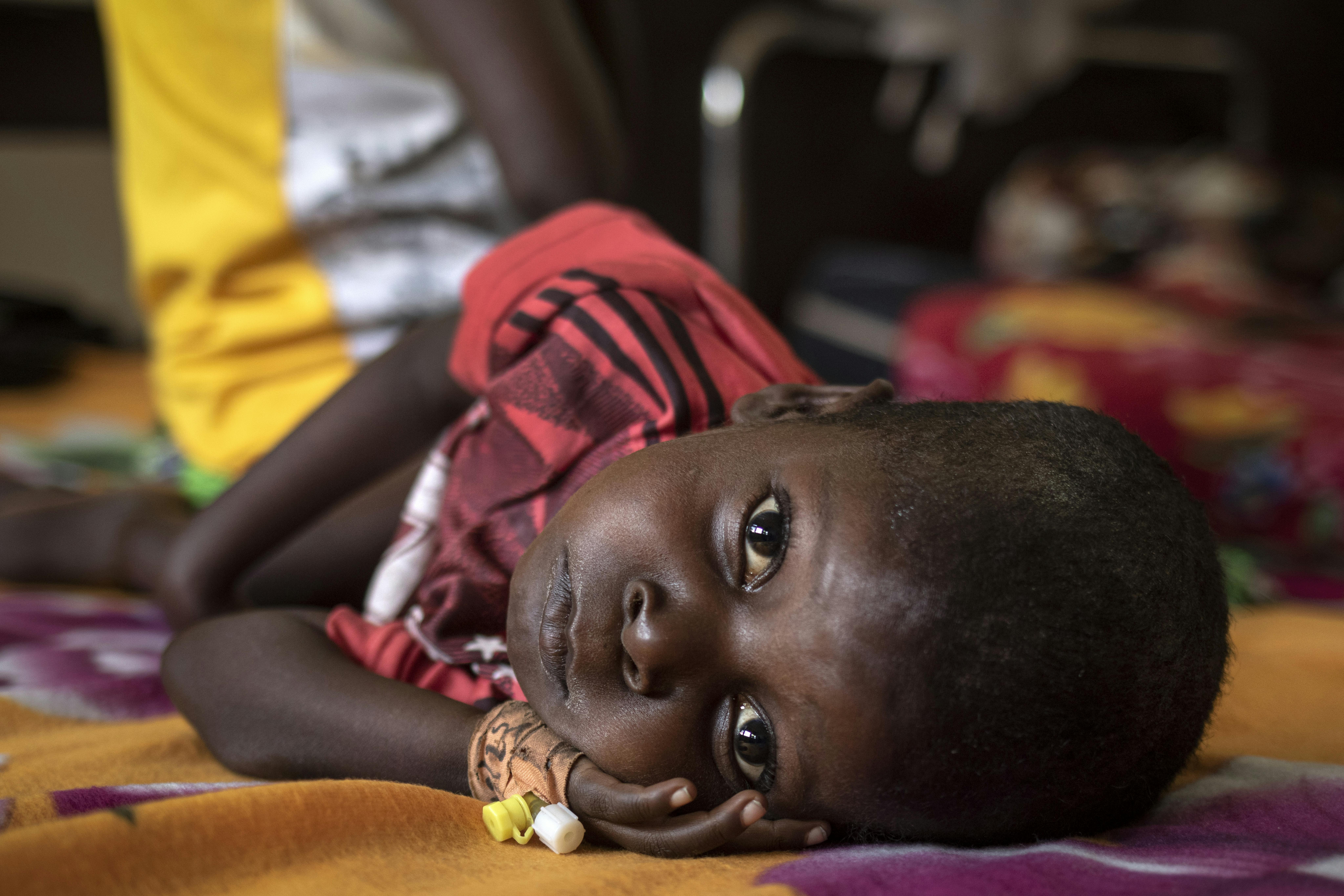 un bambino riposa su un letto nella clinica nutrizionale dell’Hôpital de Bossangoa.