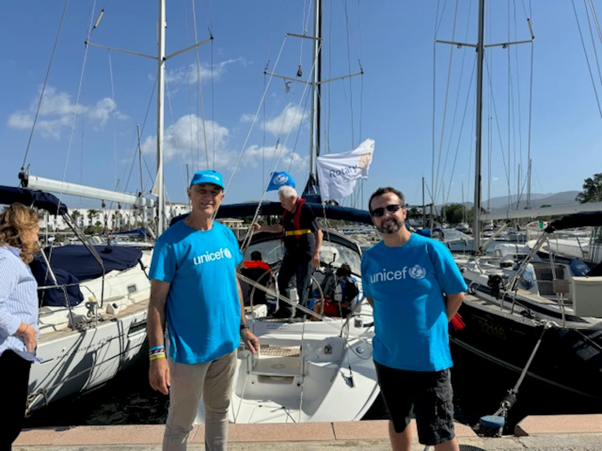 Il Presidente Paolo Ligas con il Volontario Simone Leinardi salutano i crocieristi
