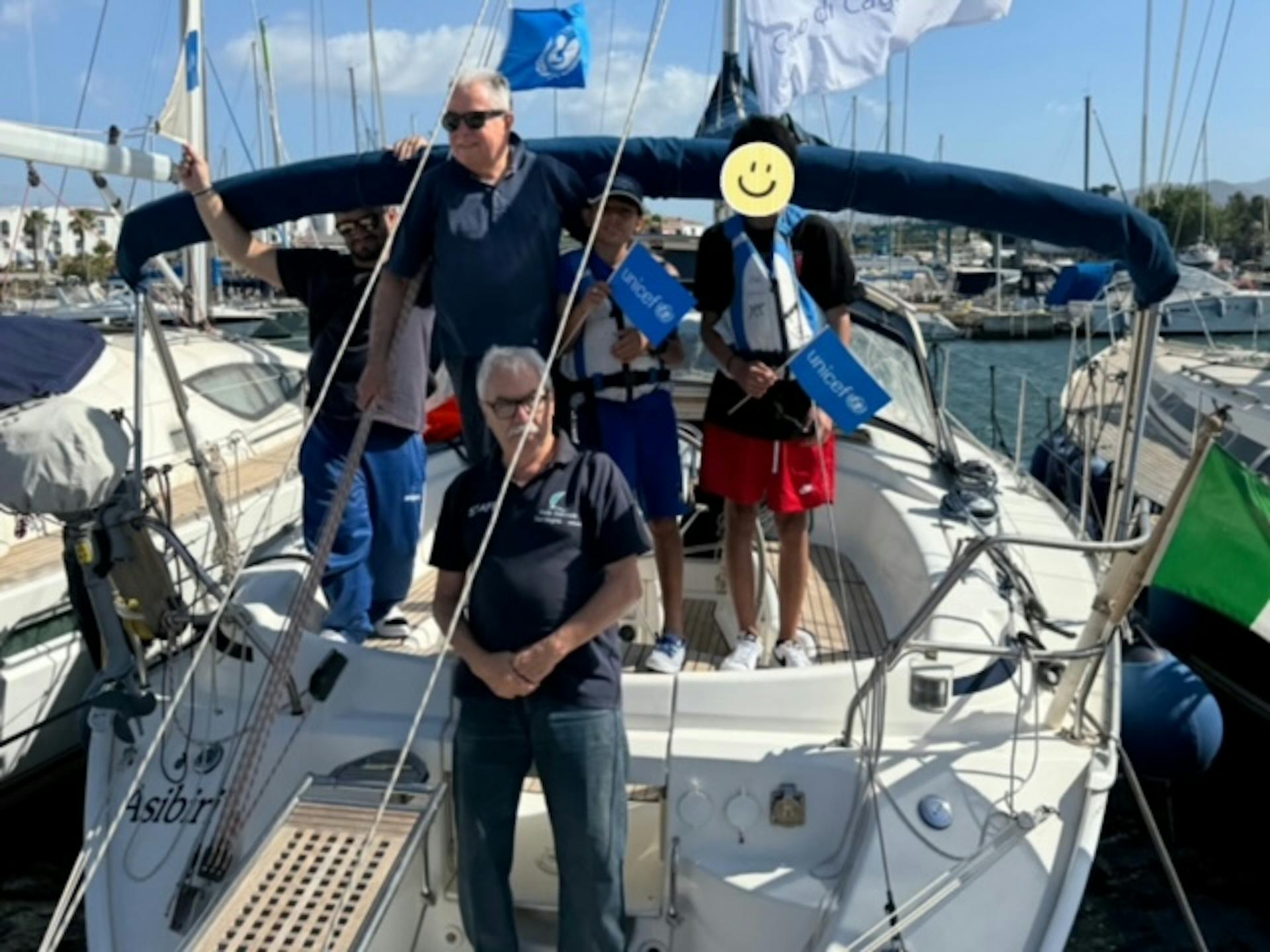 il presidente del CR Unicef Sardegna Giuseppe Masnata con i ragazzi e l'equipaggio