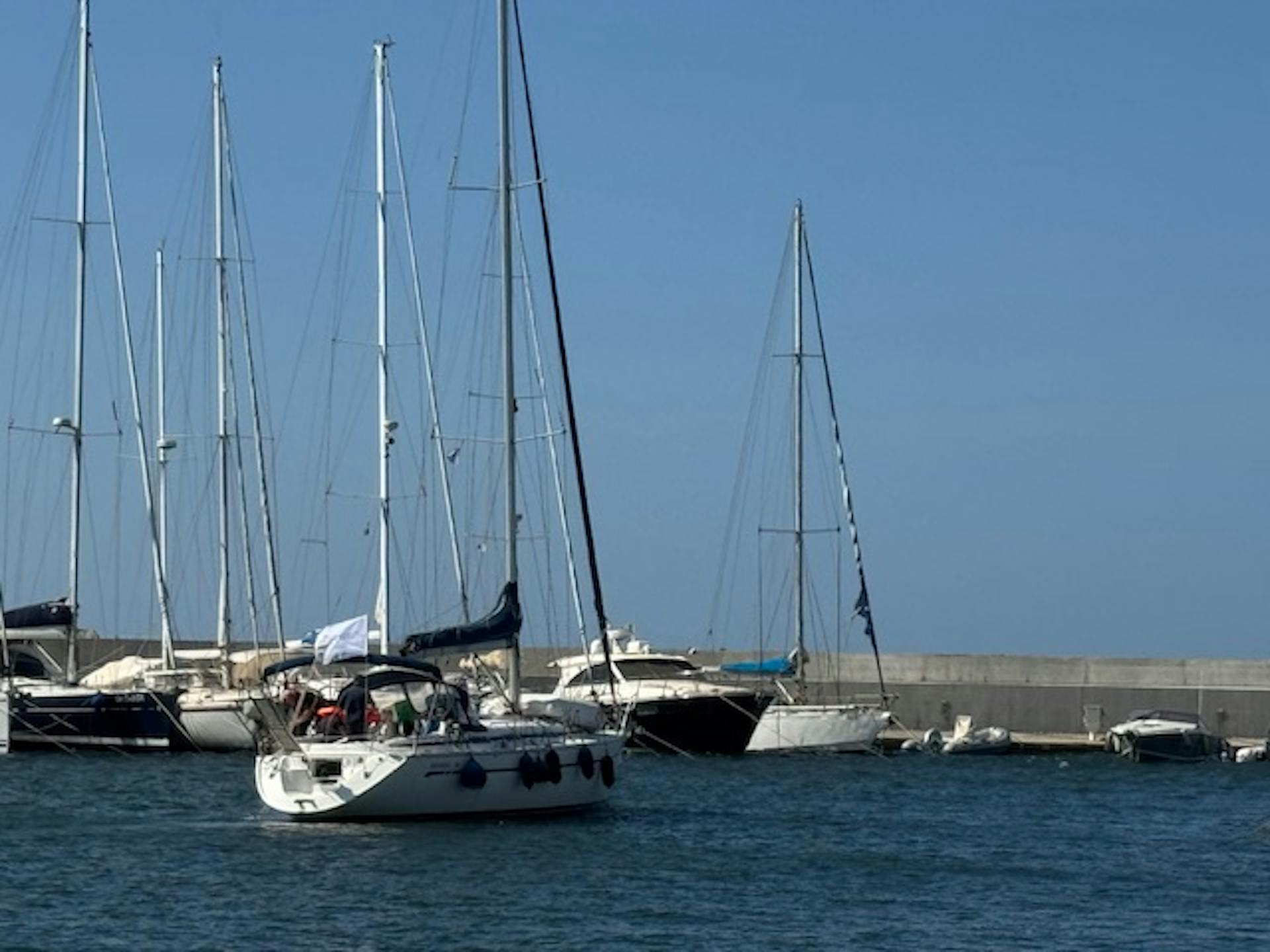 la partenza della barca a vela del progetto VELA PER LA SPERANZA
