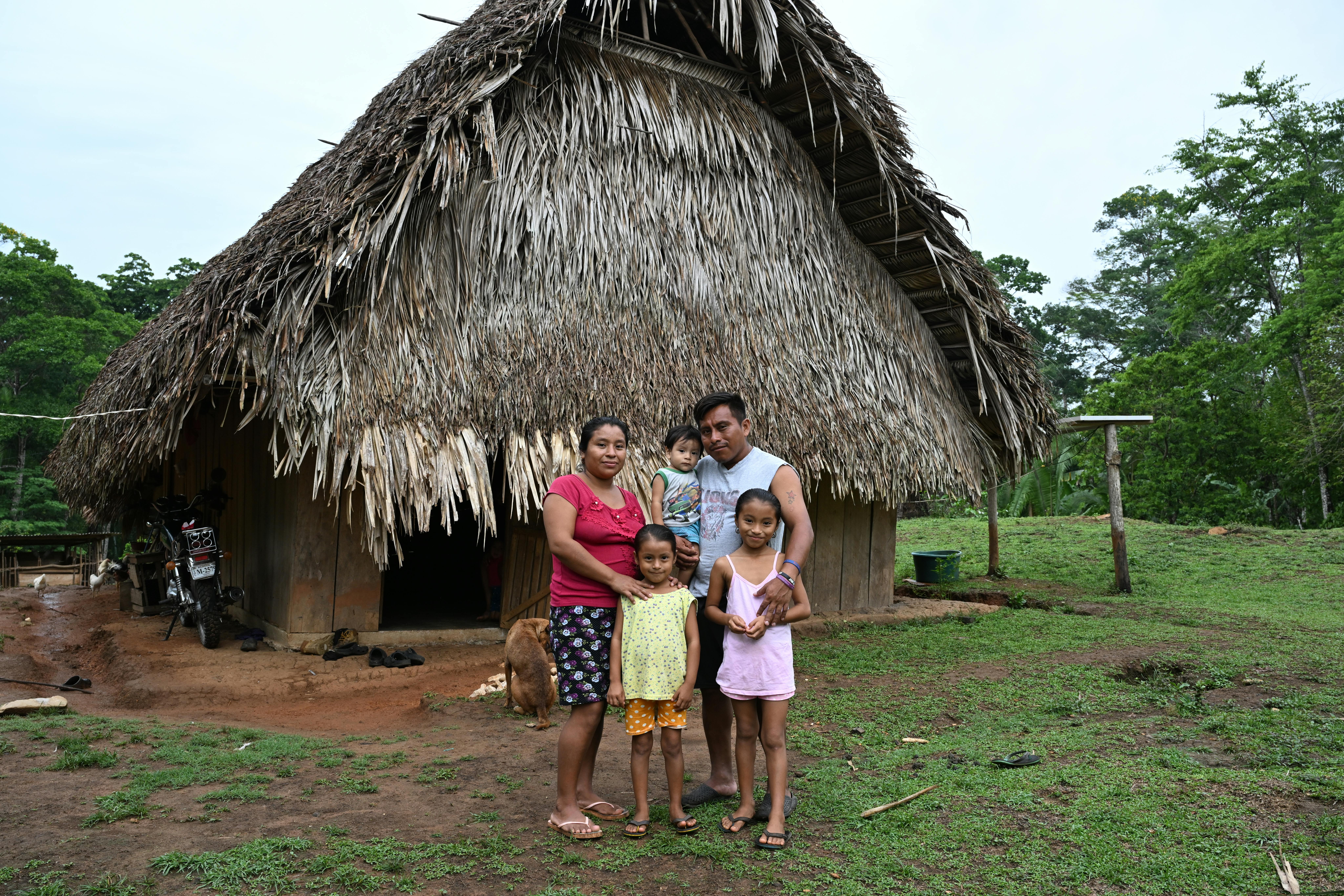 Emeldina insieme alla madre, il padre e i suoi fratelli davanti alla loro casa. Siamo in Belize, dove l'UNICEF aiuta le famiglie più povere con programmi di cash transfer