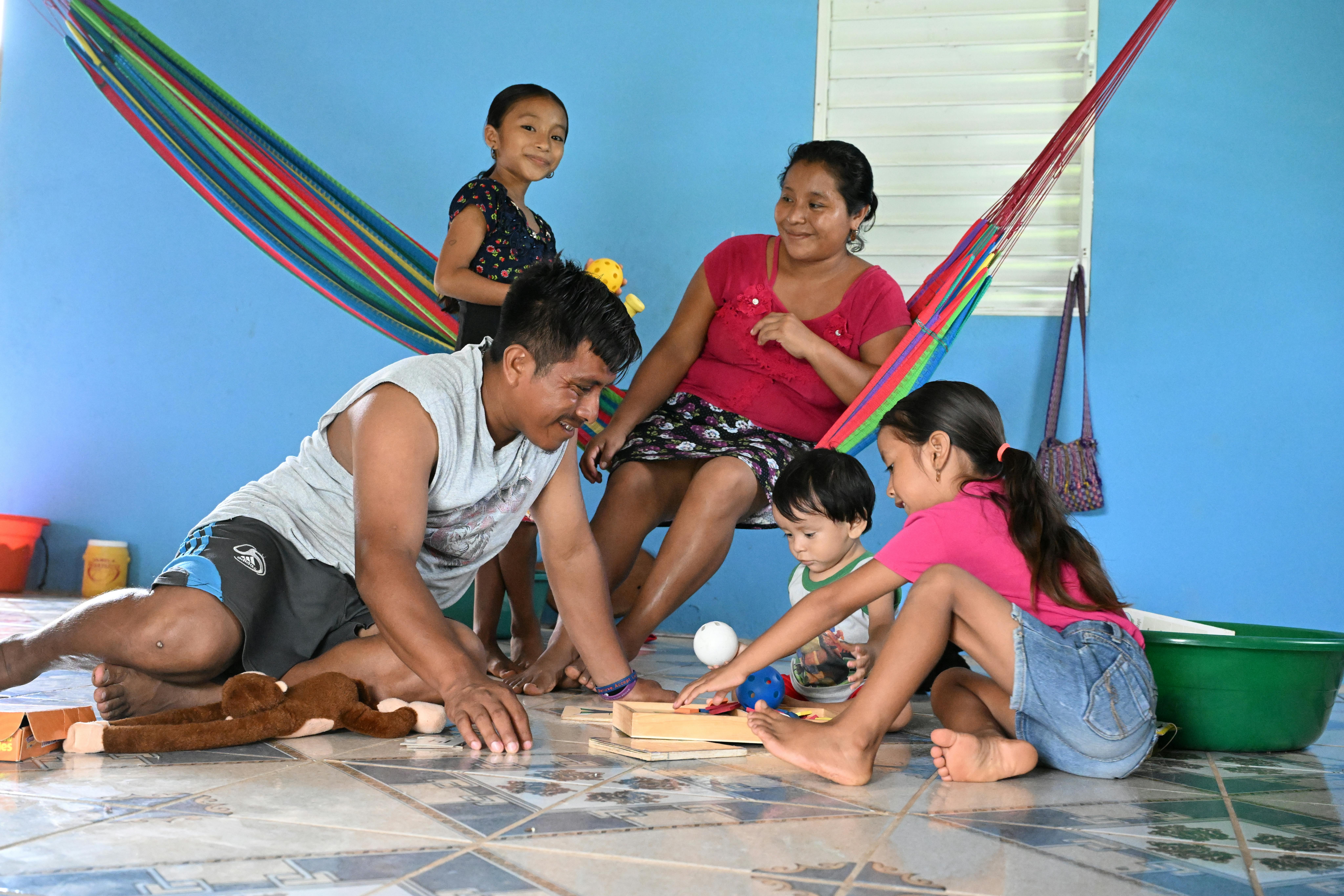 Olario Ical, con la sua famiglia, nel villaggio di Otoxha, nel sud del Belize.  Omarion e sua moglie Emeldina, 28 anni, hanno 3 figli.