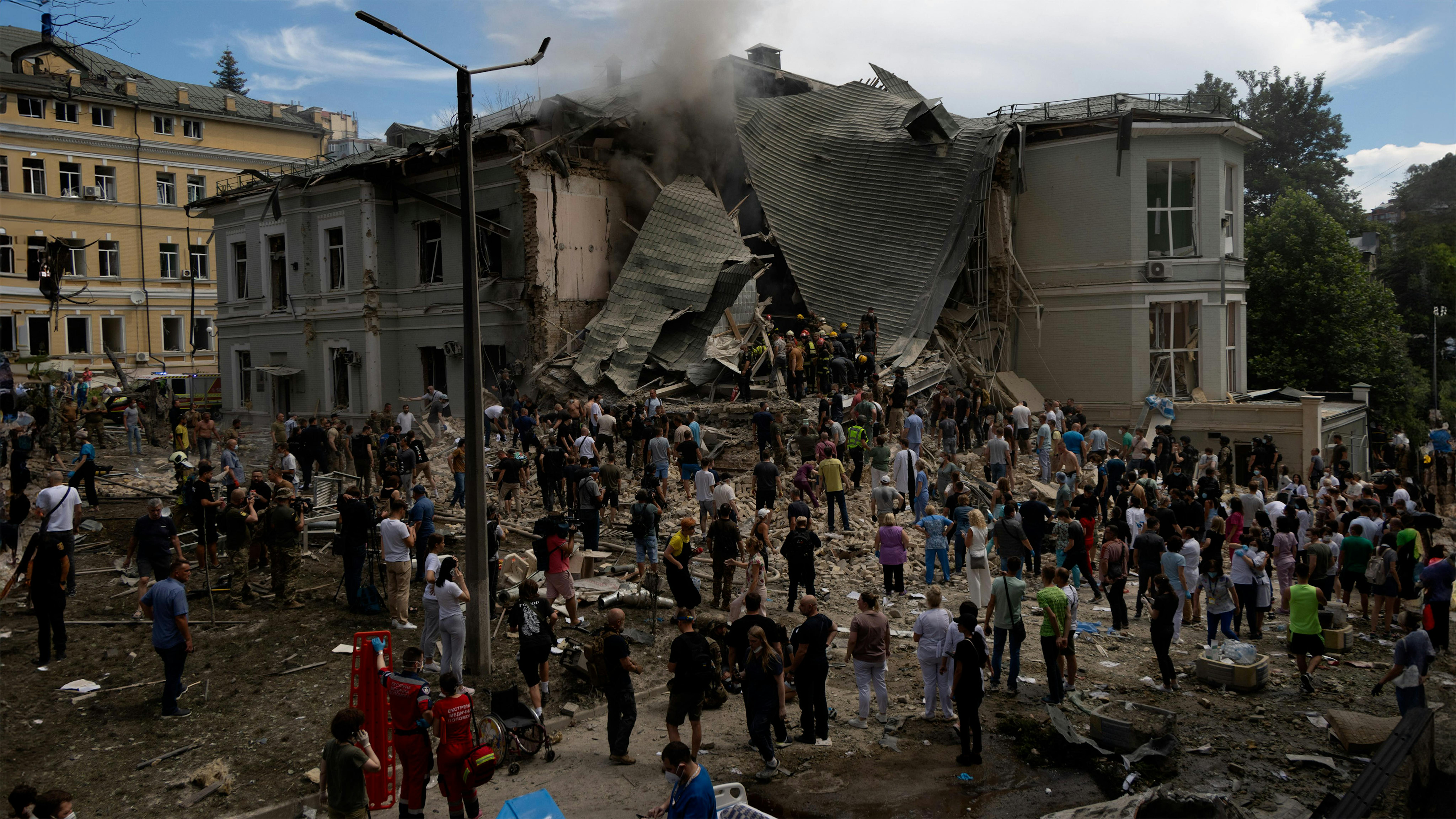 Ucraina - I soccorsi intervengono nell'ospedale pediatrico bombardato