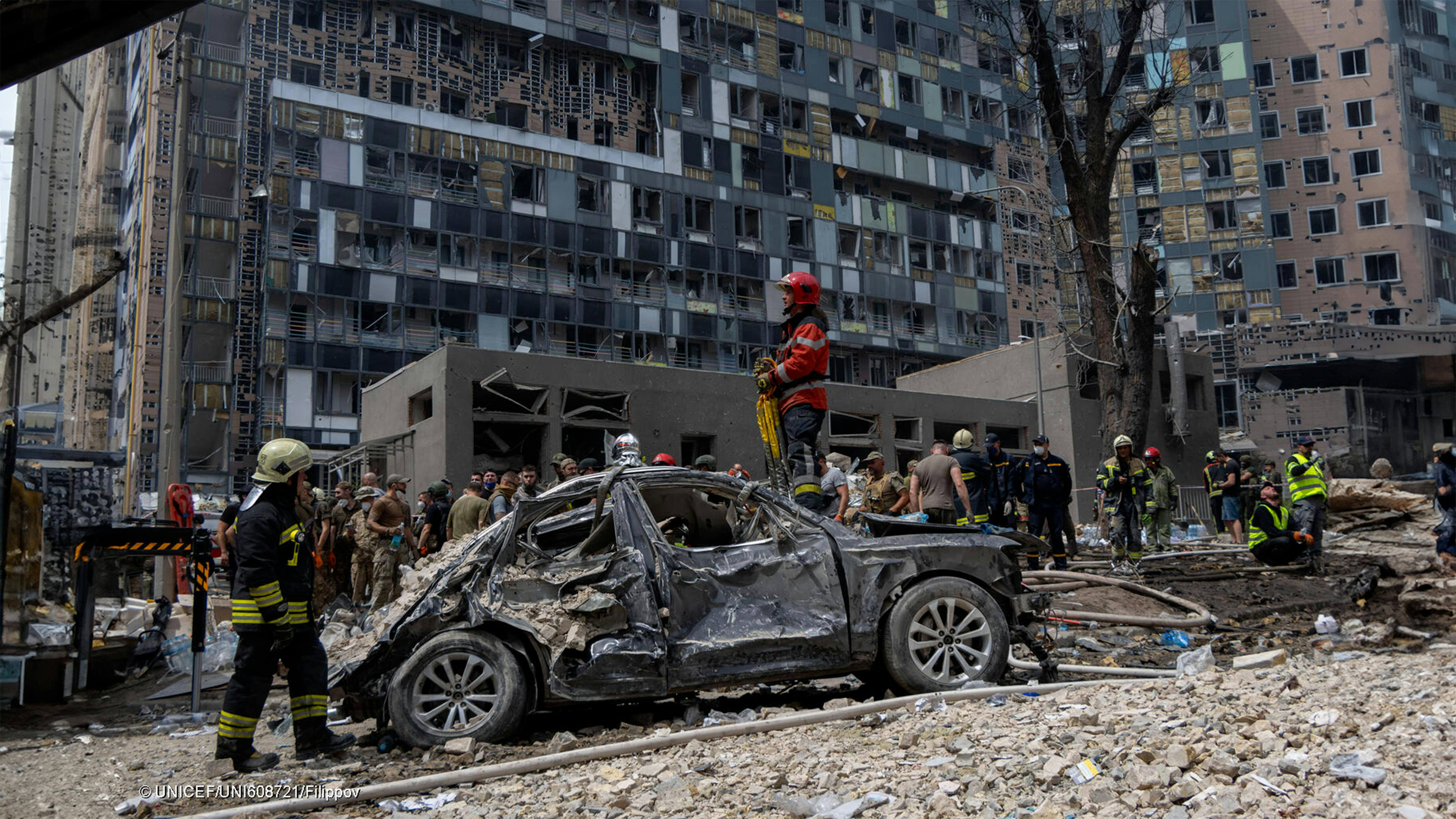 Ucraina, le squadre di soccorso all'opera dopo il bombardamento dell'ospedale pediatrico  di Kiev