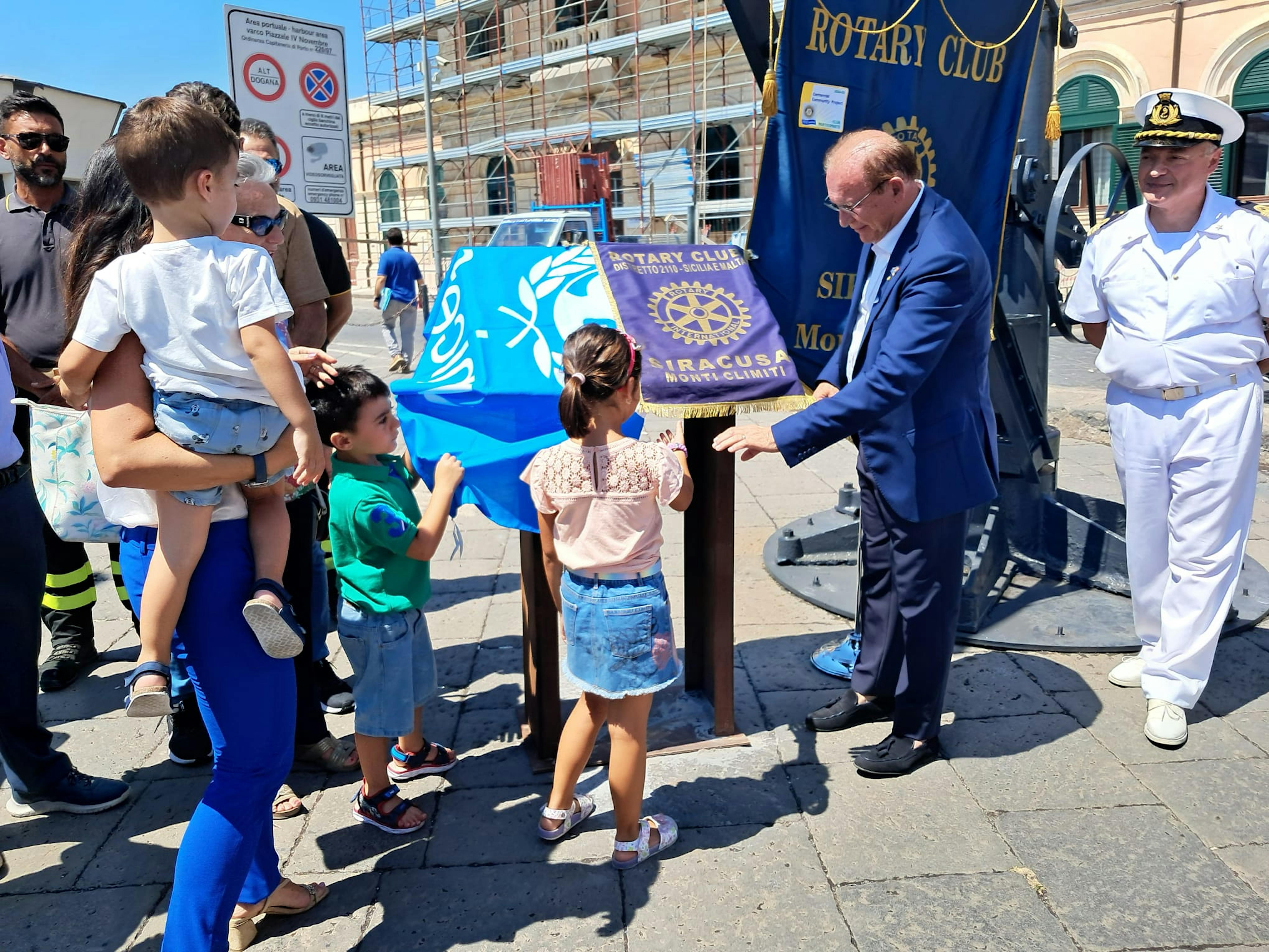 Siracusa - il presidente Rrotary-Siracusa , il comandante-della capitaneria di porto di Siracusa in un -momento della cerimonia
