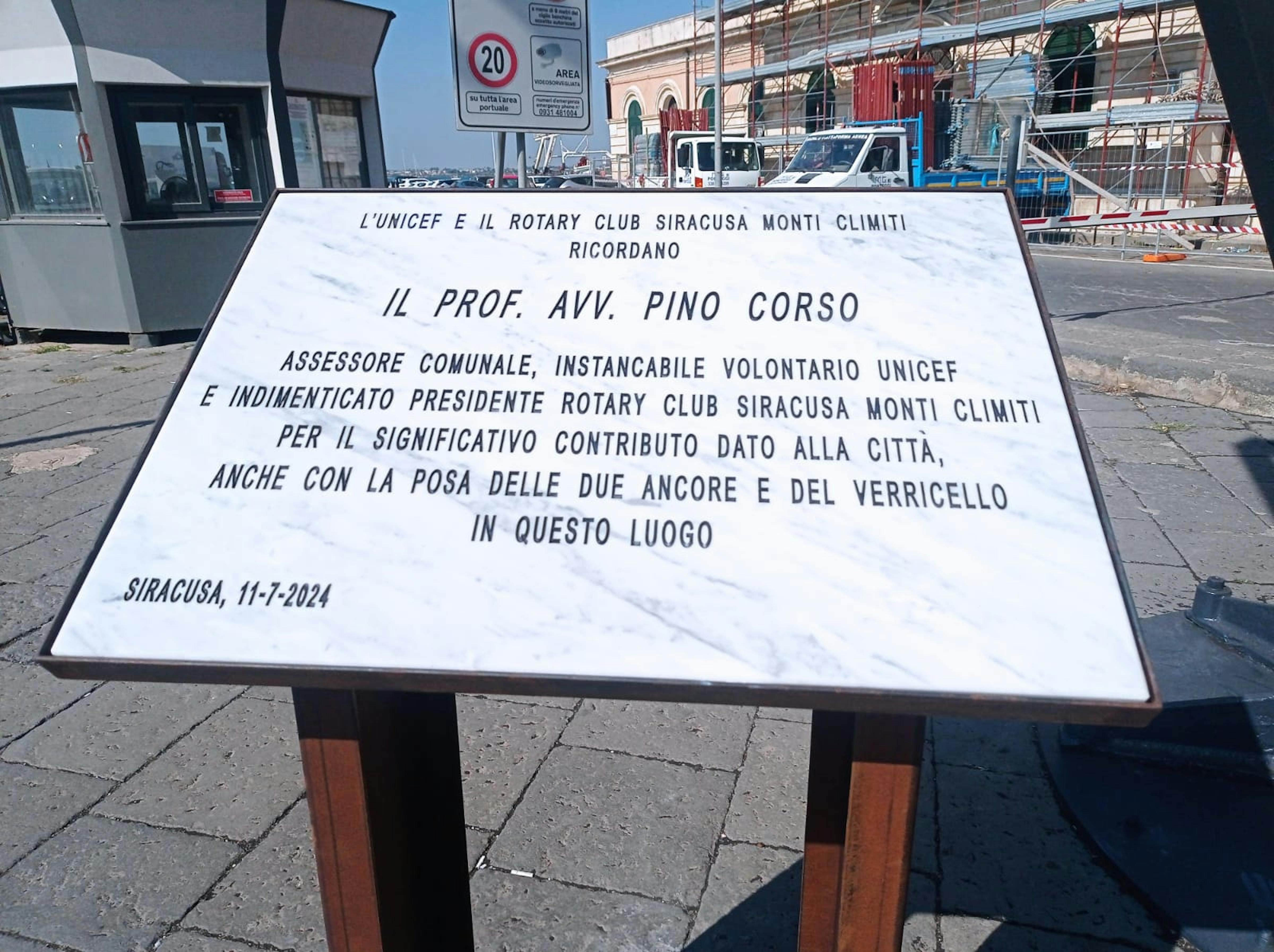 Siracusa - la targa collocata su ponte santa lucia