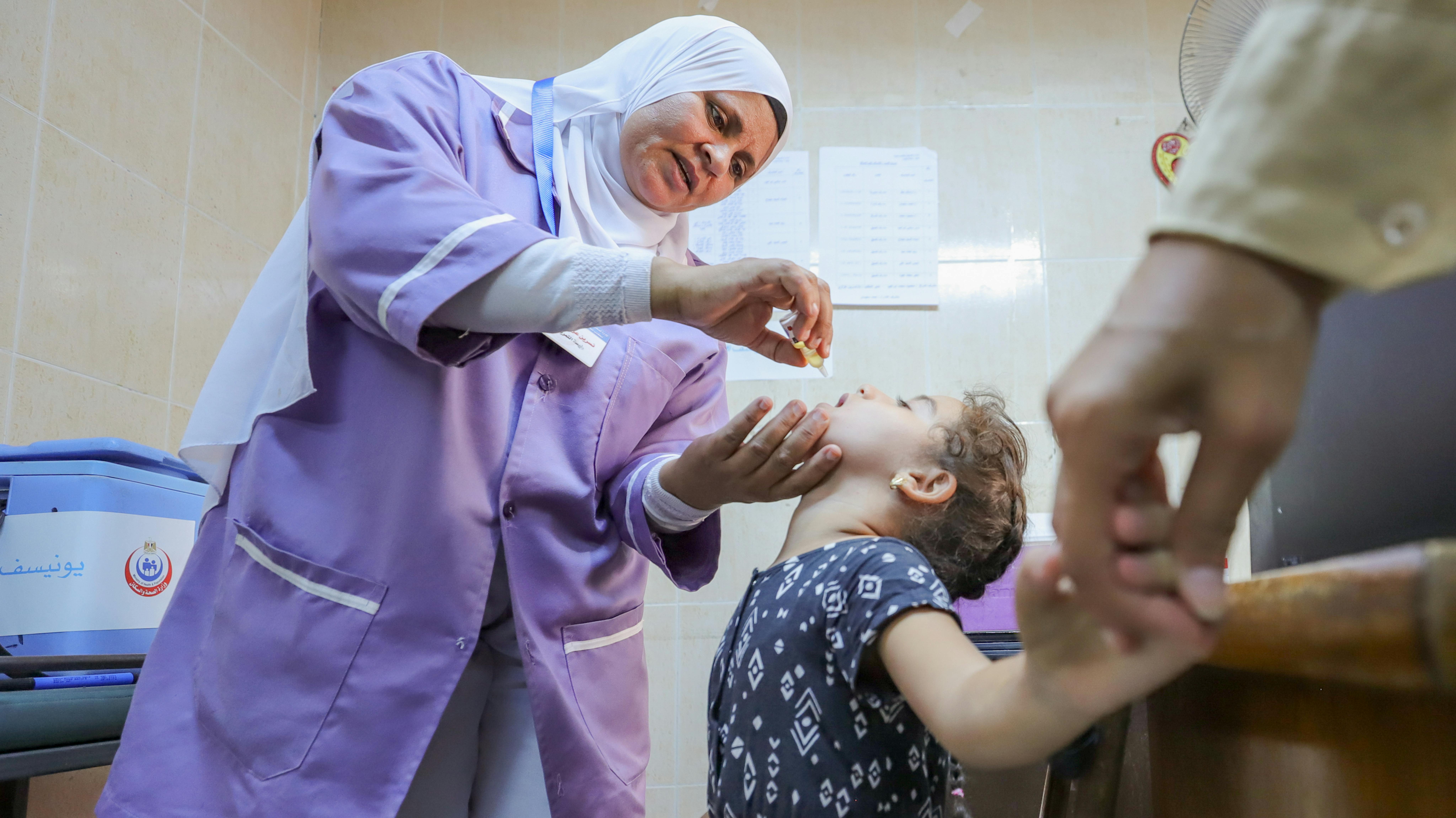 Egitto, una bambina viene immunizzata contro la poliomielite durante una campagna di vaccinazione locale nella città di Ismailia