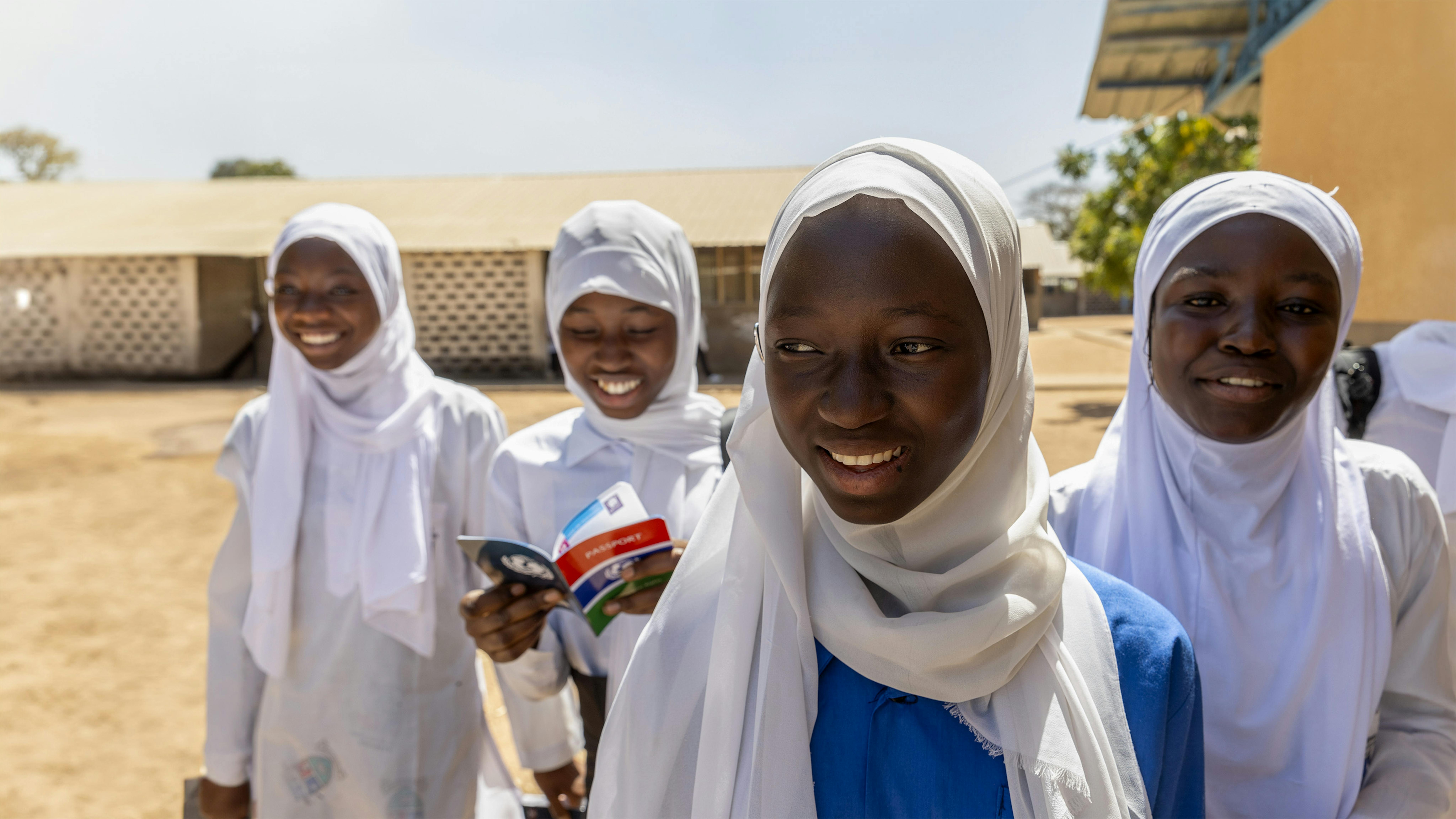 Gambia - Isatou Sanneh (15) parla dei matrimoni precoci e delle FGM presso la scuola secondaria superiore e senior di Kwinella,