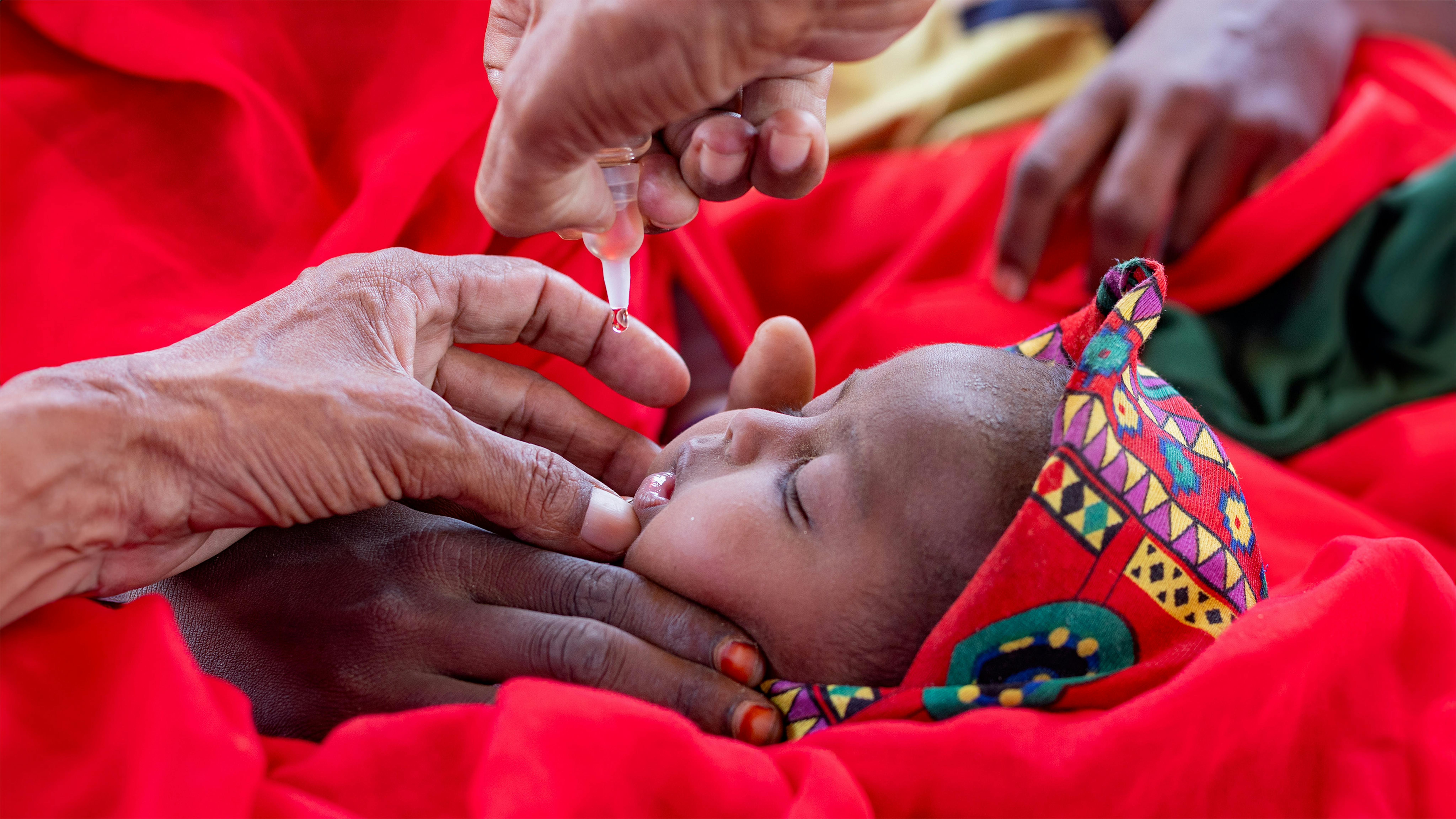 Sudan - Mahmoud, un vaccinatore e operatore sanitario nella remota località di Agig, nello stato del Mar Rosso, e il suo team vaccinano i bambini durante la campagna di vaccinazione antipolio porta a porta nella valle di Barqiq.