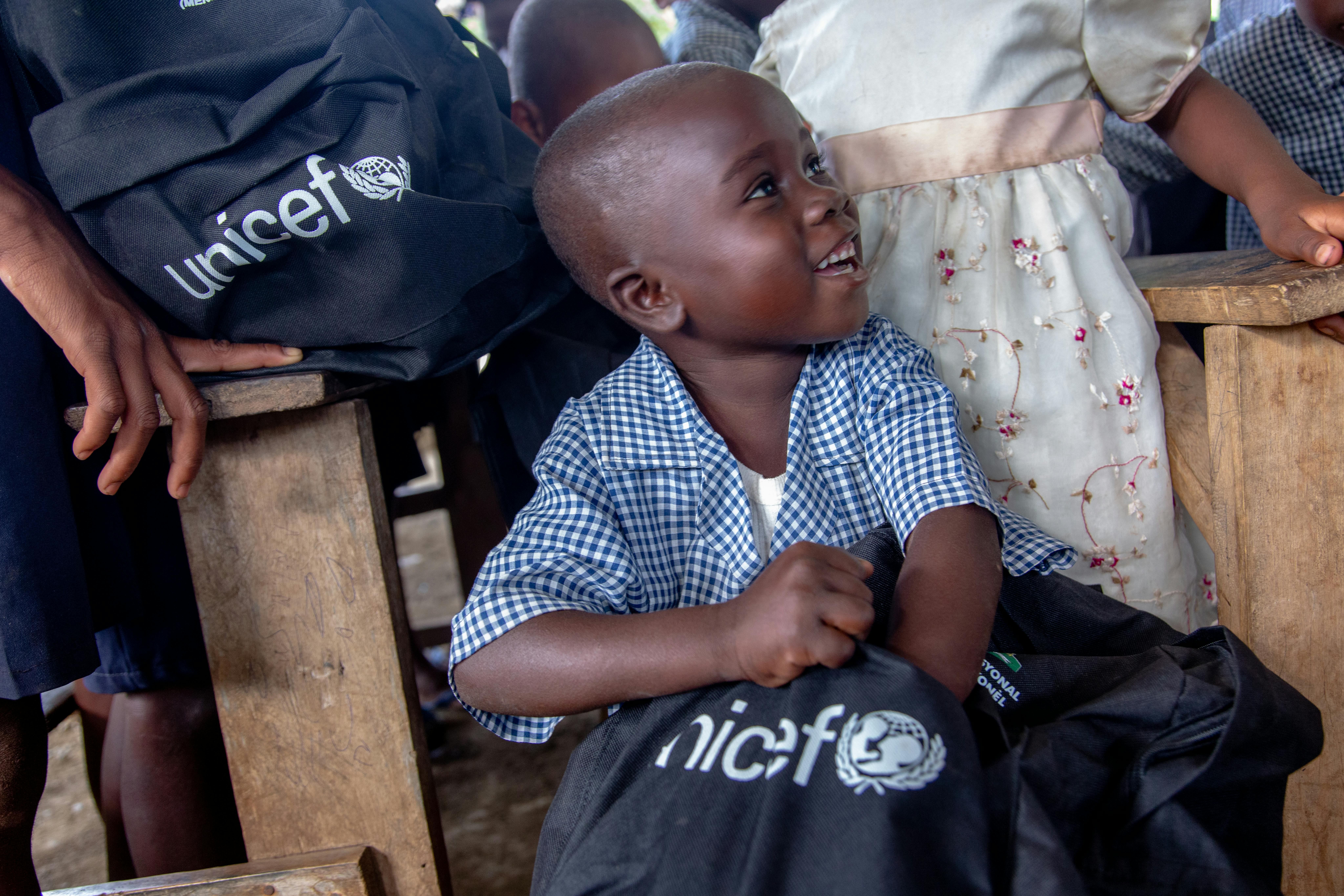 Un bambino riceve il kit scuola distribuito dall'UNICEF ad Haiti