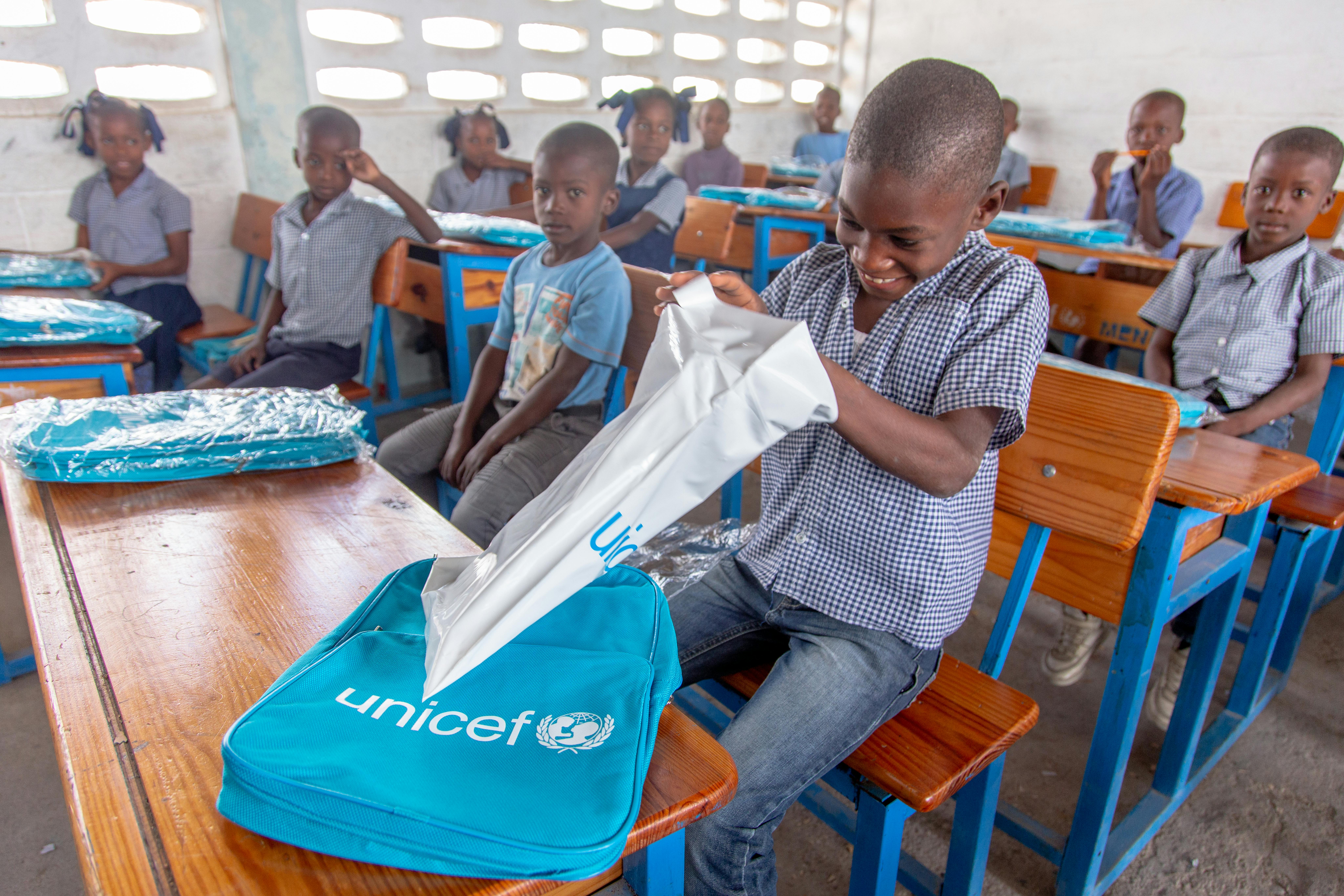 La gioia nello scoprire quante cose belle contiene il kit scuola dell'UNICEF. Siamo ad Haiti