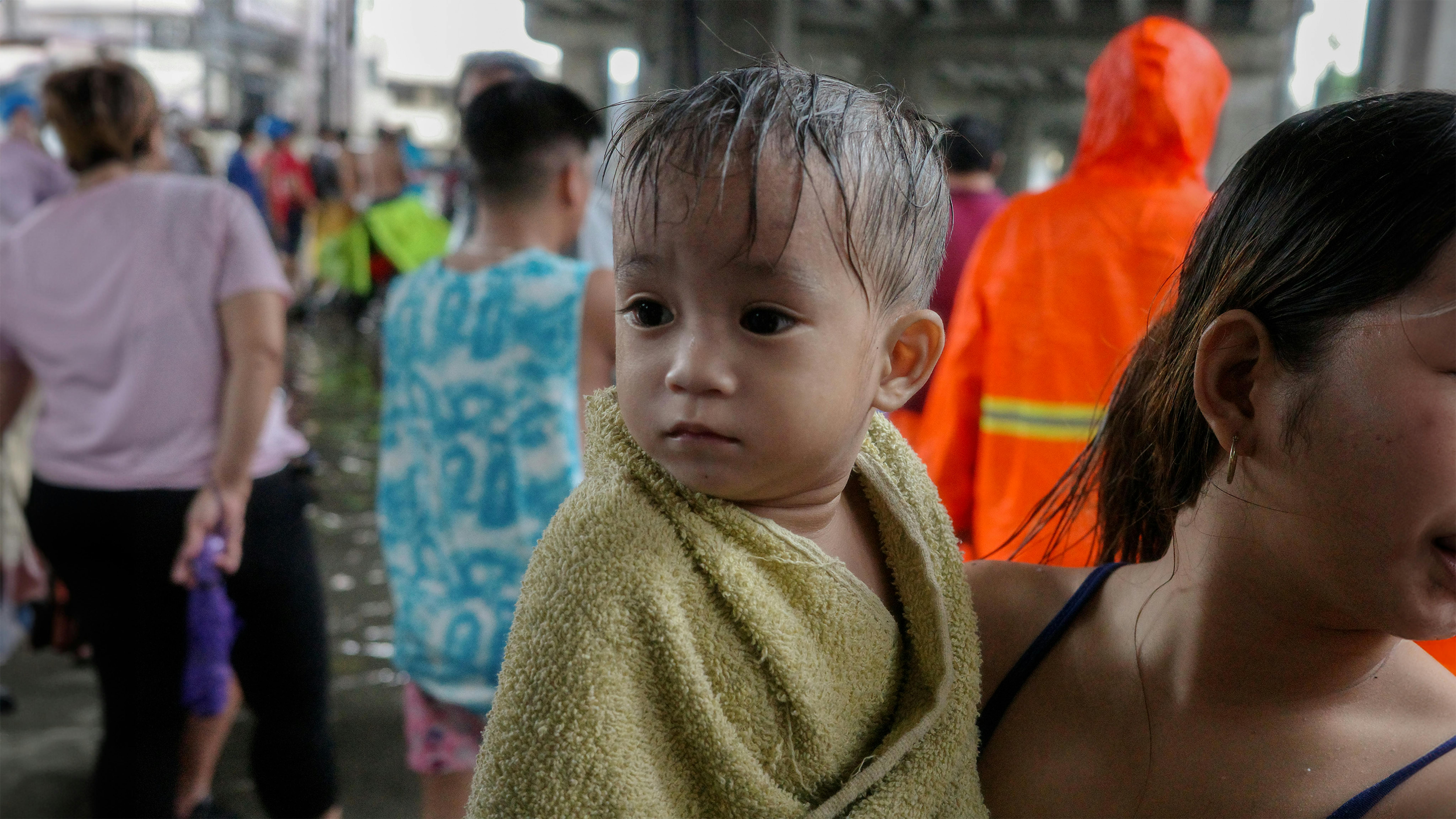 Filippine - I residenti vengono salvati dalle loro case allagate a Brgy. Tatalon, Quezon City