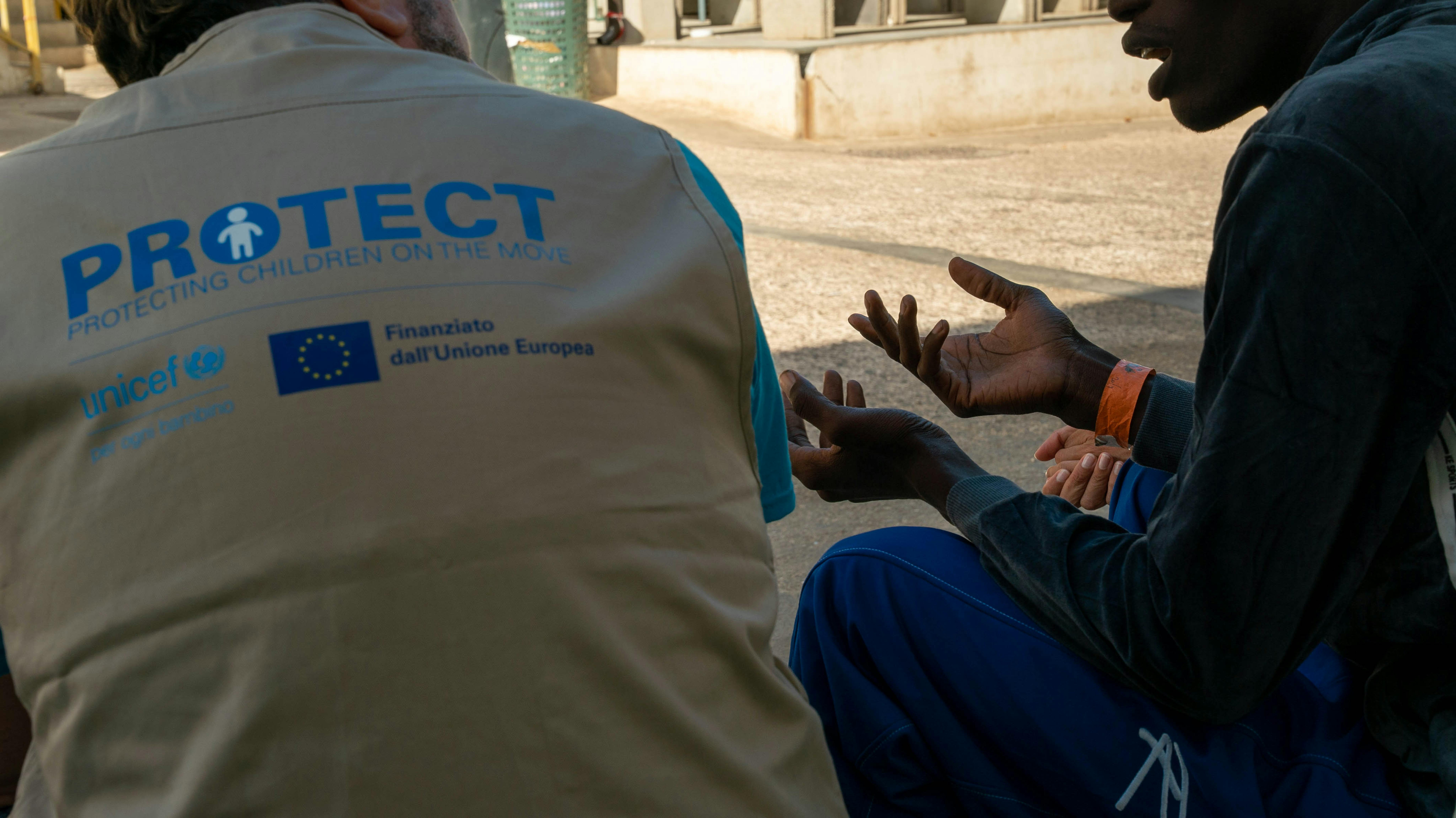 Un operatore del progetto Protect con un migrante ©UNICEF/Antonioli/2023