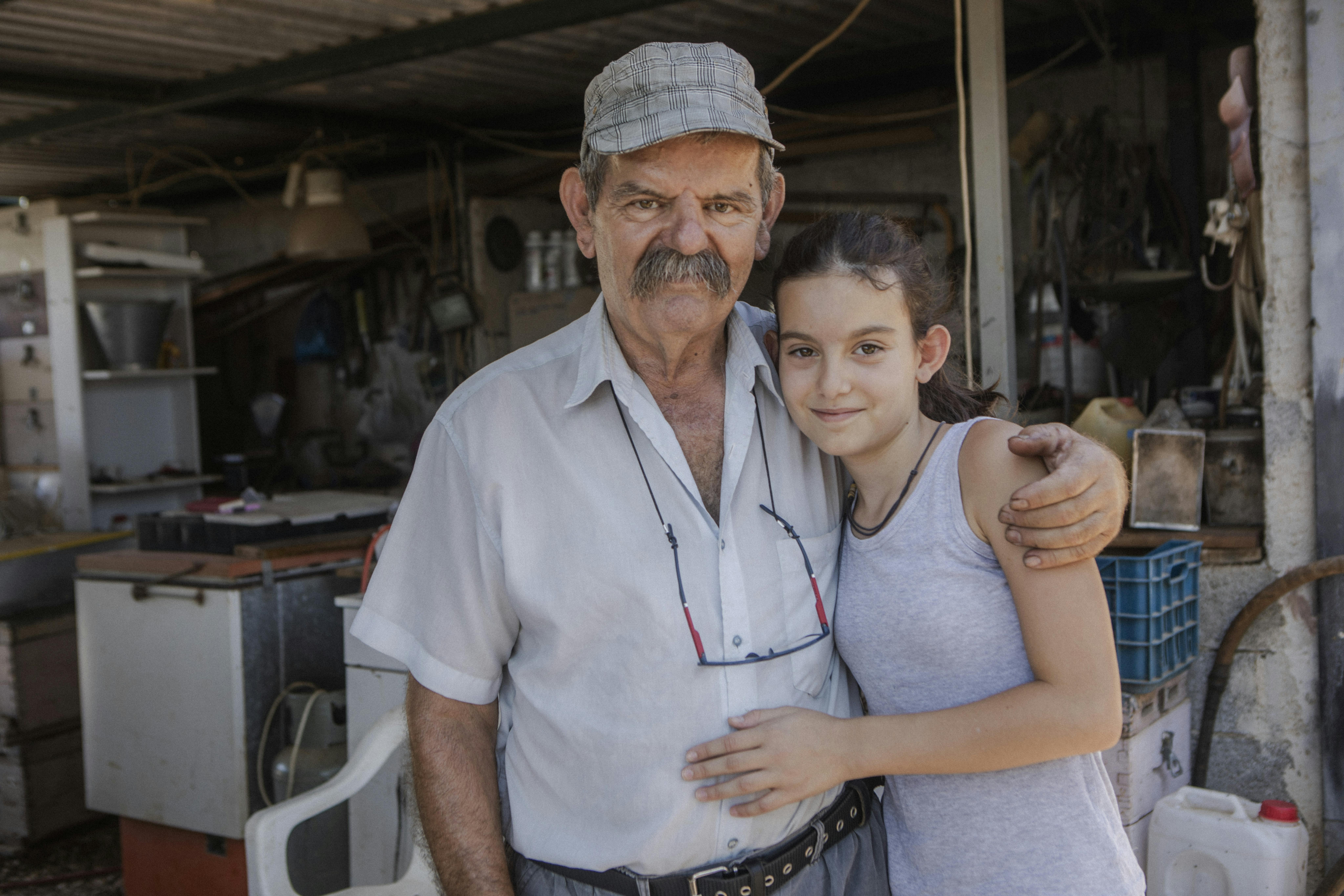 Markos Sakarikos, 70 anni, è un pensionato e apicoltore di Nea Makri, Grecia. Lui e la sua famiglia cercano di guadagnarsi da vivere con la produzione di miele, ma il cambiamento climatico ha un impatto grave sui suoi alveari. Markos è la quarta generazione di apicoltori nella sua famiglia.