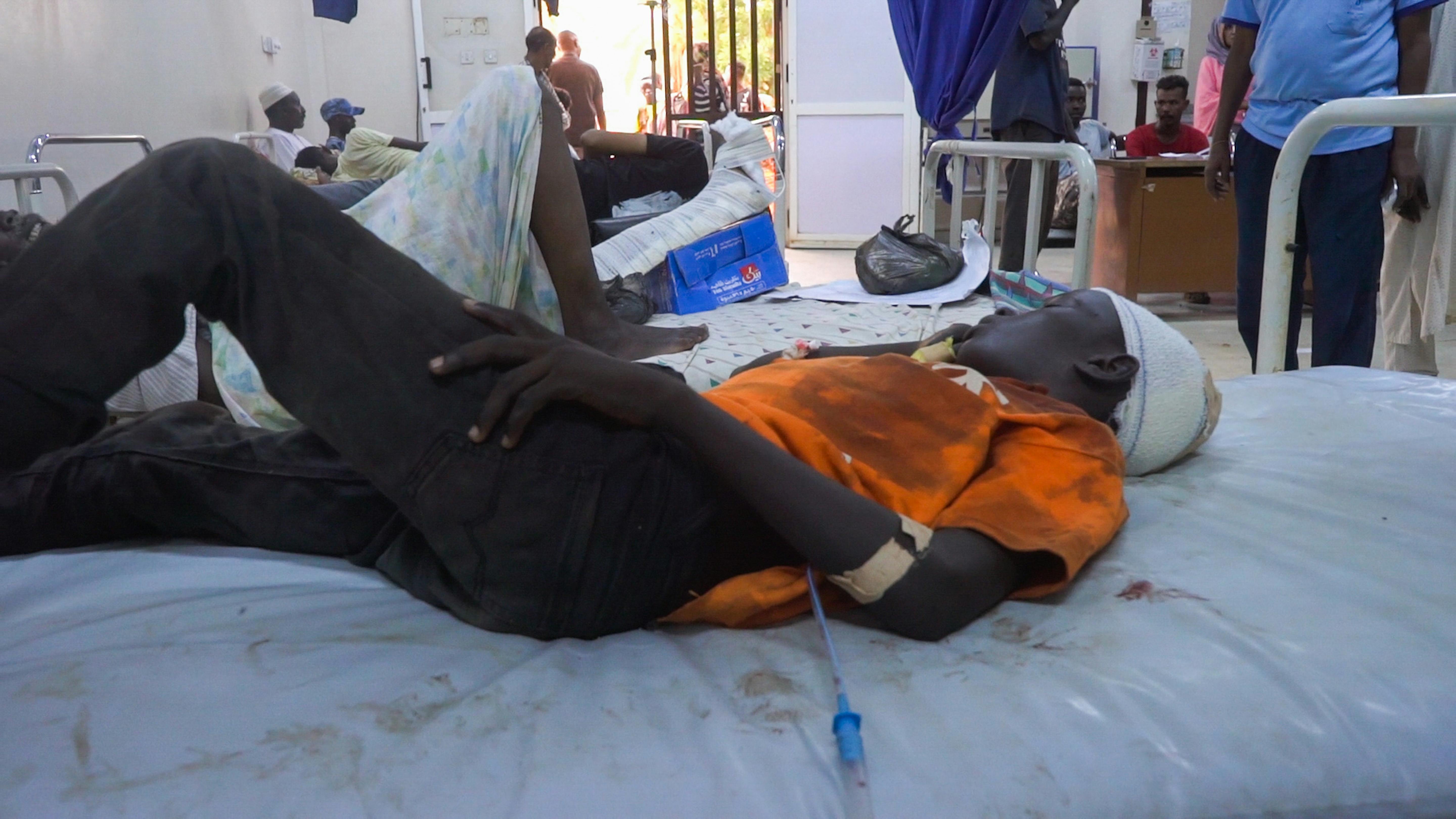 Il 10 agosto, Abu, 13 anni, giace su un letto d'ospedale nell'ospedale di Al Nau dopo essere stato ferito da schegge mentre giocava a calcio in uno spazio a misura di bambino dell'UNICEF ad Al Hattana, a Khartoum.
