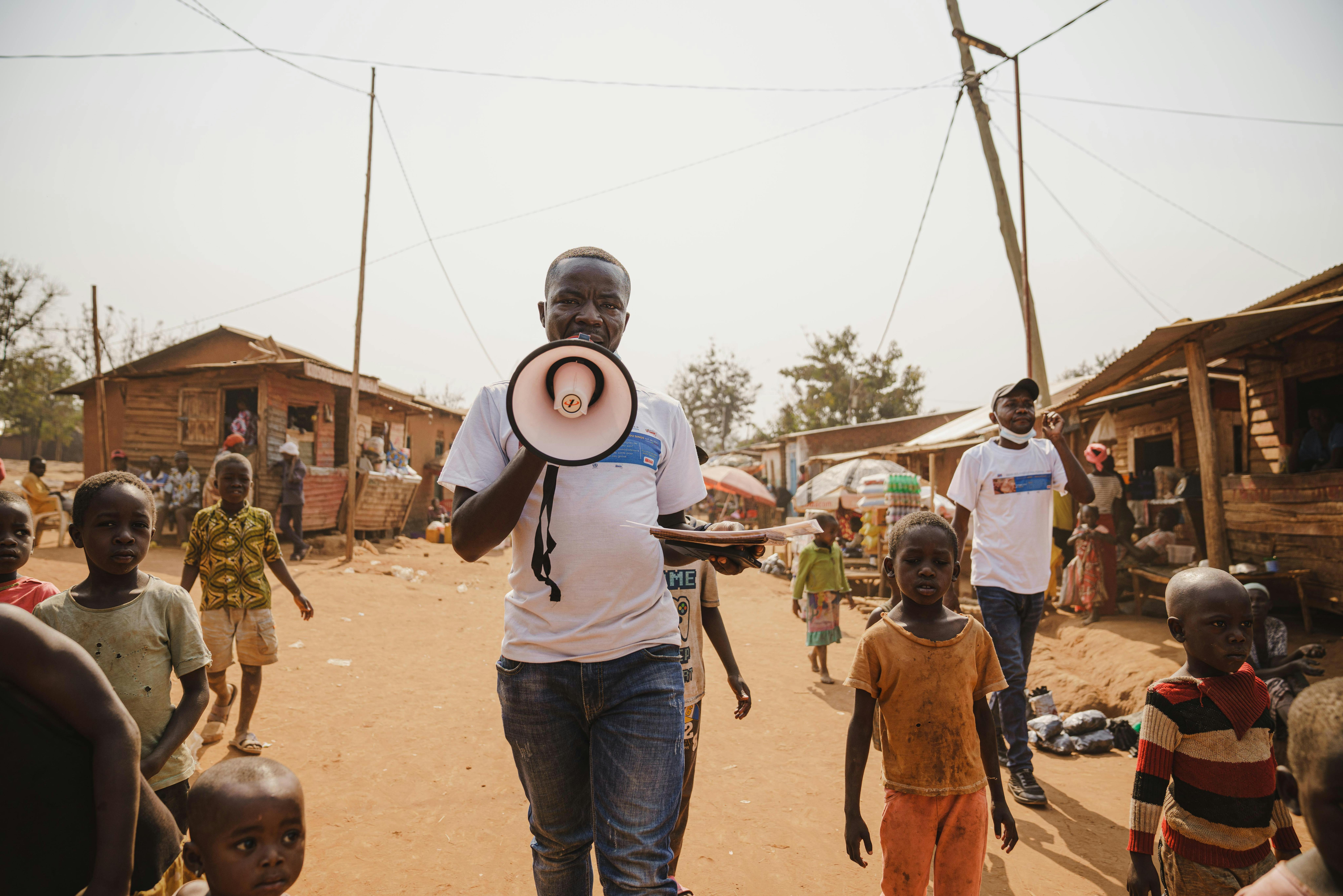 Innocent Murula, un operatore di sensibilizzazione della comunità, con il supporto dell'UNICEF, con il suo megafono per sensibilizzare la comunità sul Mpox a Kamanyola, provincia del Sud Kivu, Repubblica Democratica del Congo, il 25 luglio 2024