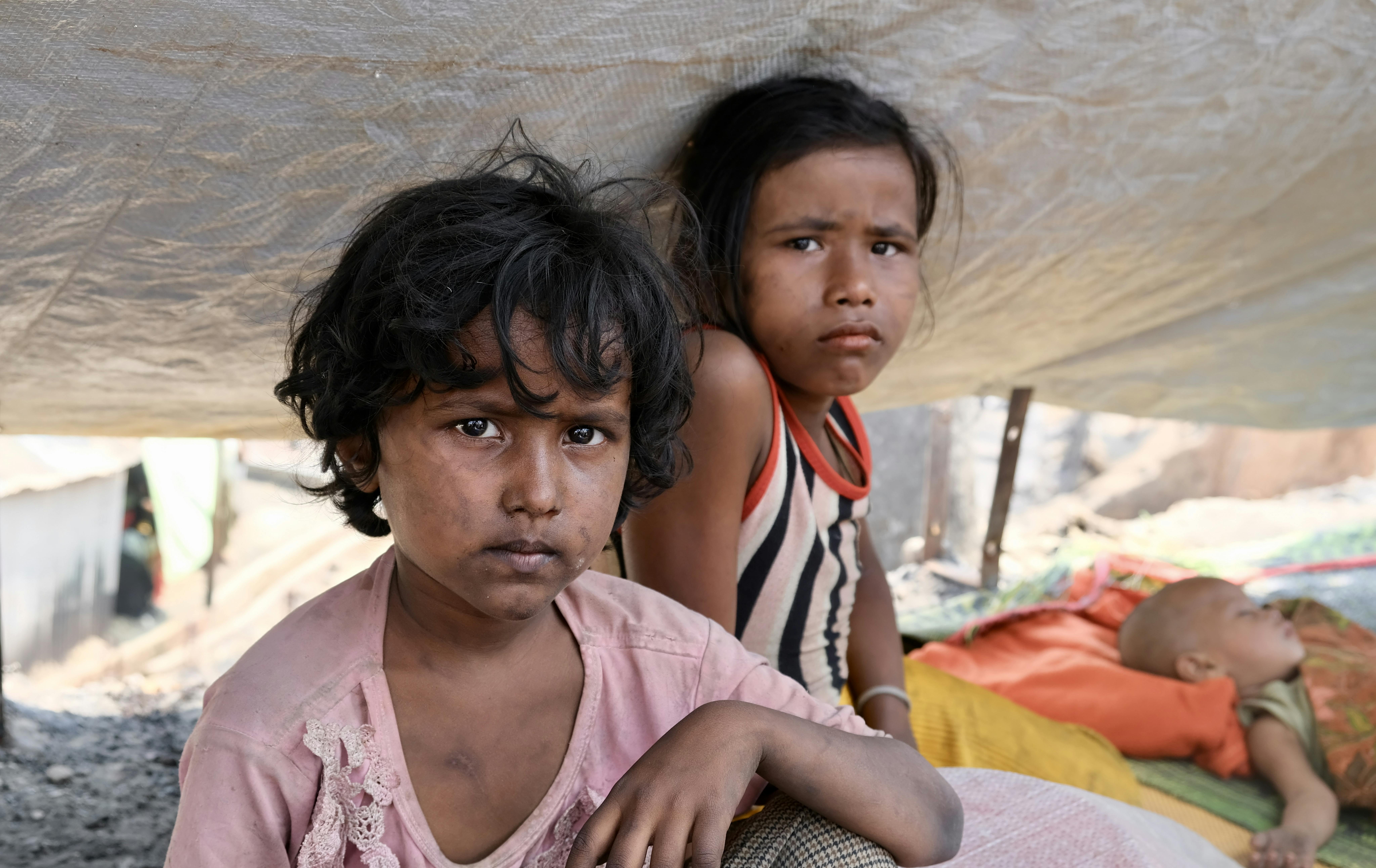 Il 6 marzo 2023, un gruppo di ragazze posa per una fotografia in uno spazio sicuro supportato dall'UNICEF a Cox's Bazar, Bangladesh. Le ragazze erano state costrette a fuggire dalle loro case dopo che un devastante incendio era scoppiato il 5 marzo, lasciandole traumatizzate e bisognose di supporto urgente. Nello spazio sicuro, queste ragazze stanno ricevendo un supporto psicosociale fondamentale da consulenti qualificati e volontari che le stanno aiutando a elaborare le loro esperienze, gestire le loro emozioni e ricostruire la loro sicurezza e resilienza