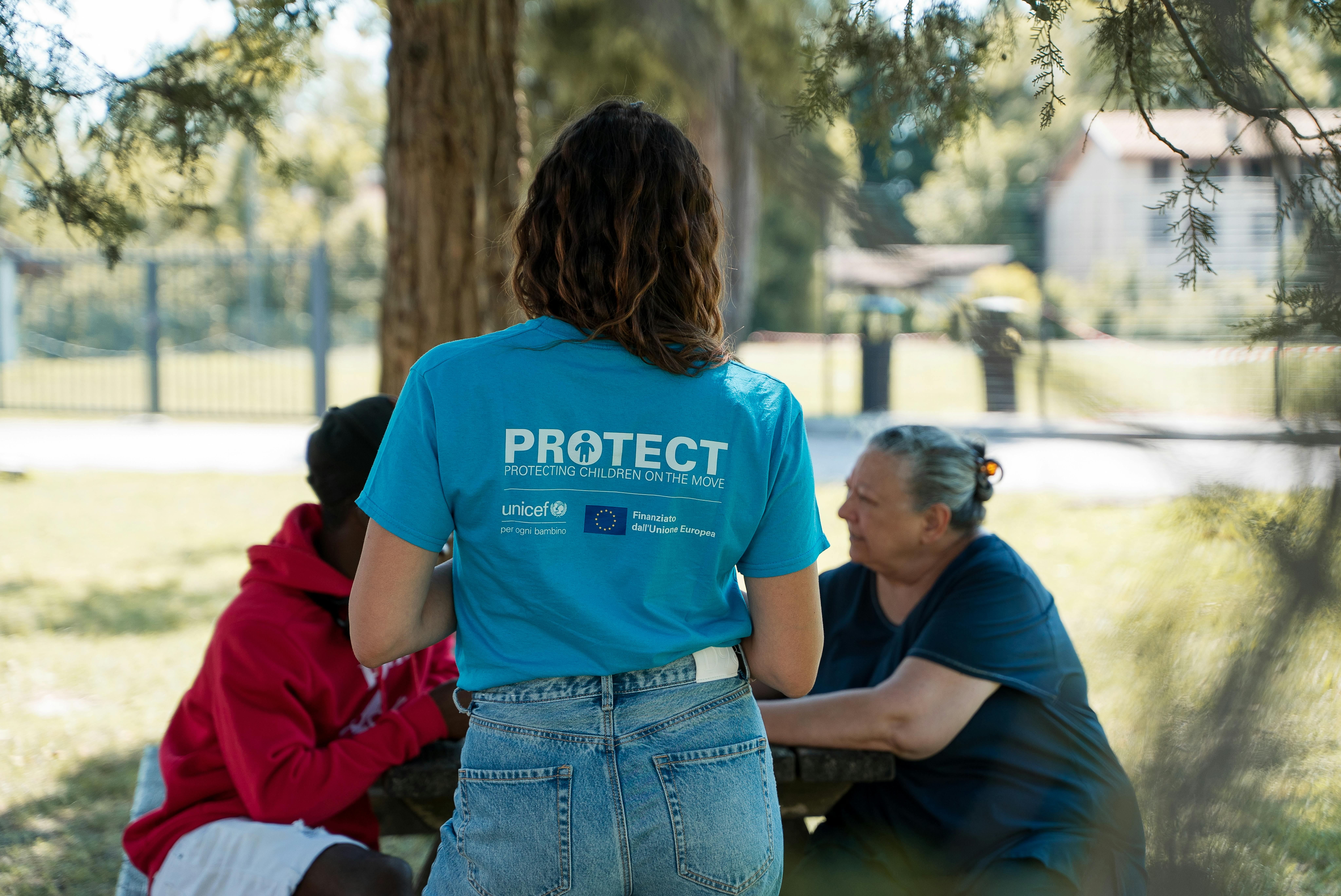 L'operatrice UNICEF Valentina assiste al confronto tra Alessandra e il minorenne a cui fa da tutrice volontaria, K.