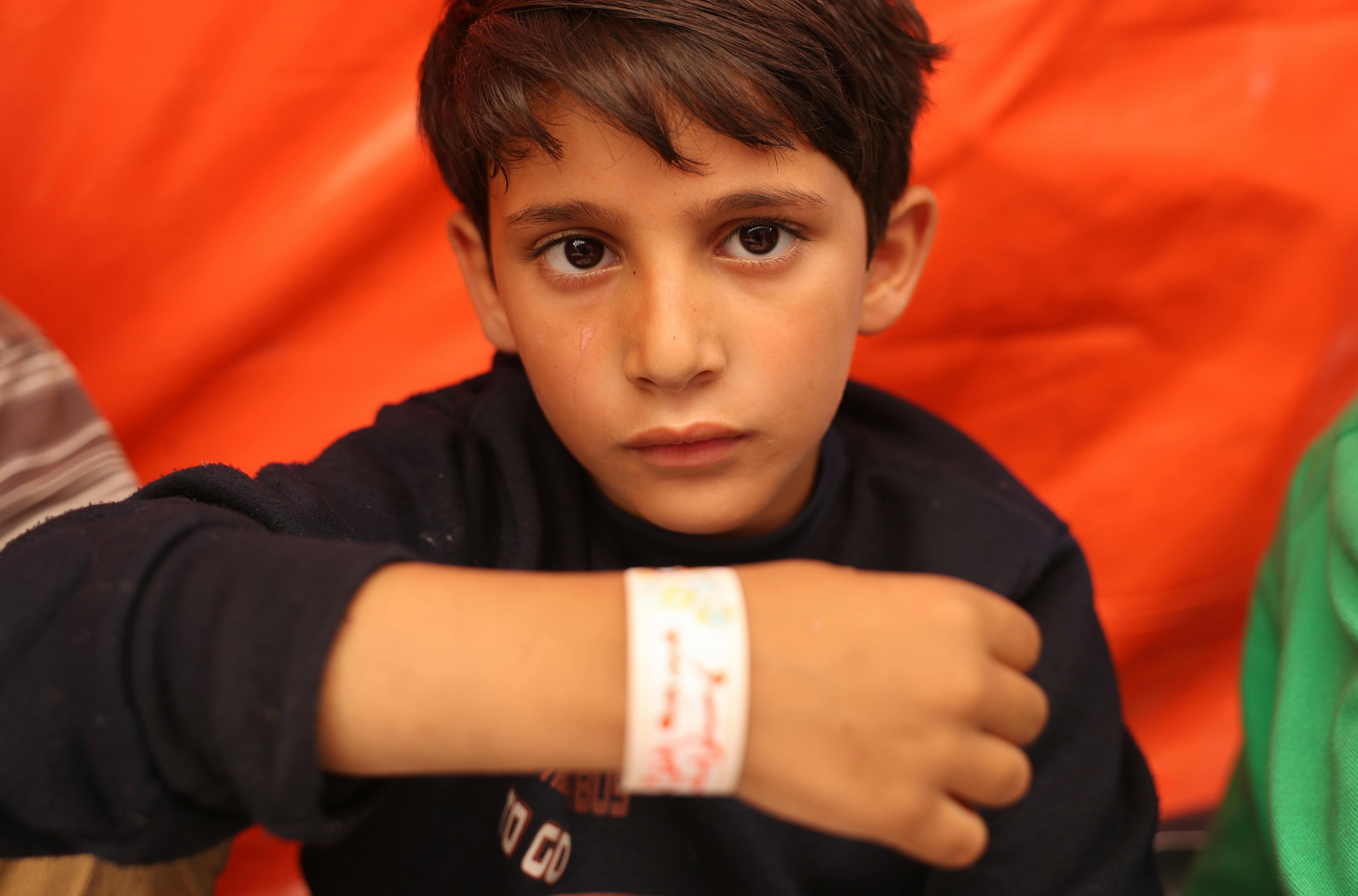 Abed, 6 anni, ha ricevuto uno dei 450.000 braccialetti identificativi distribuiti a Gaza. Nome, data di nascita e contatto di un familiare saranno utili per riunirsi in caso di separazione
