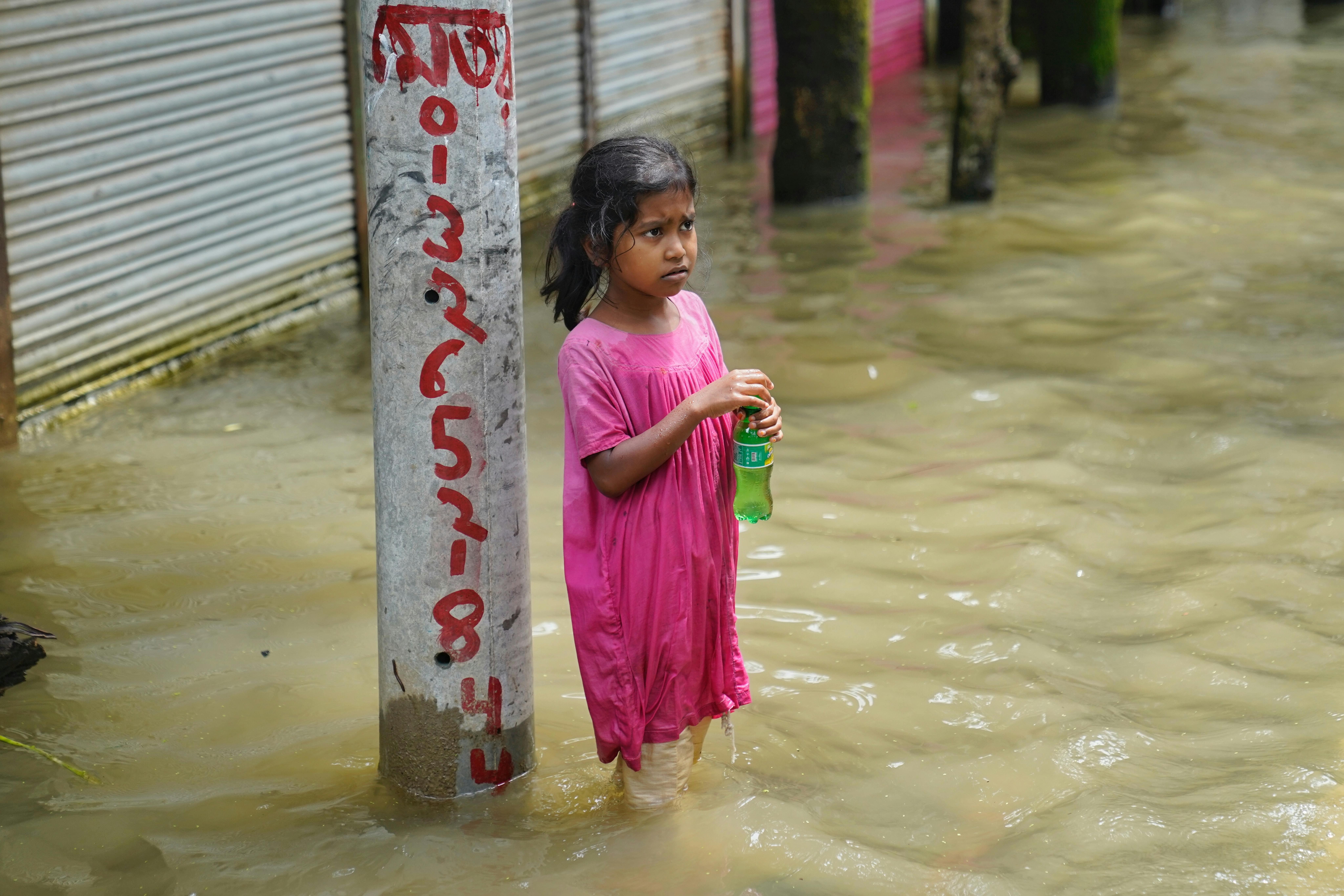Bangladesh, agosto, 2024, una bambina colpita daglle inondazioni a Feni